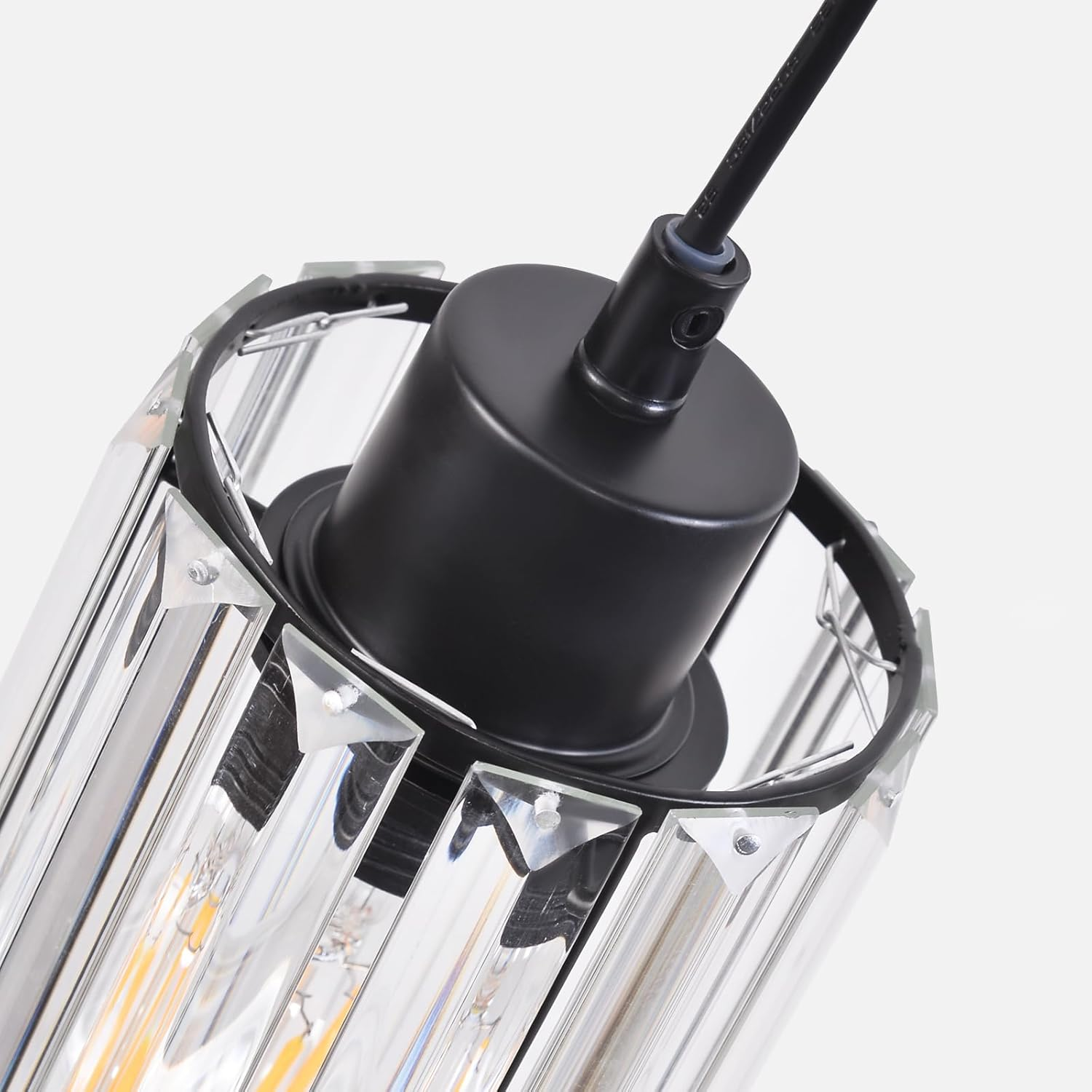 Zbliżenie czarnej lampy wiszącej z kryształowym kloszem.