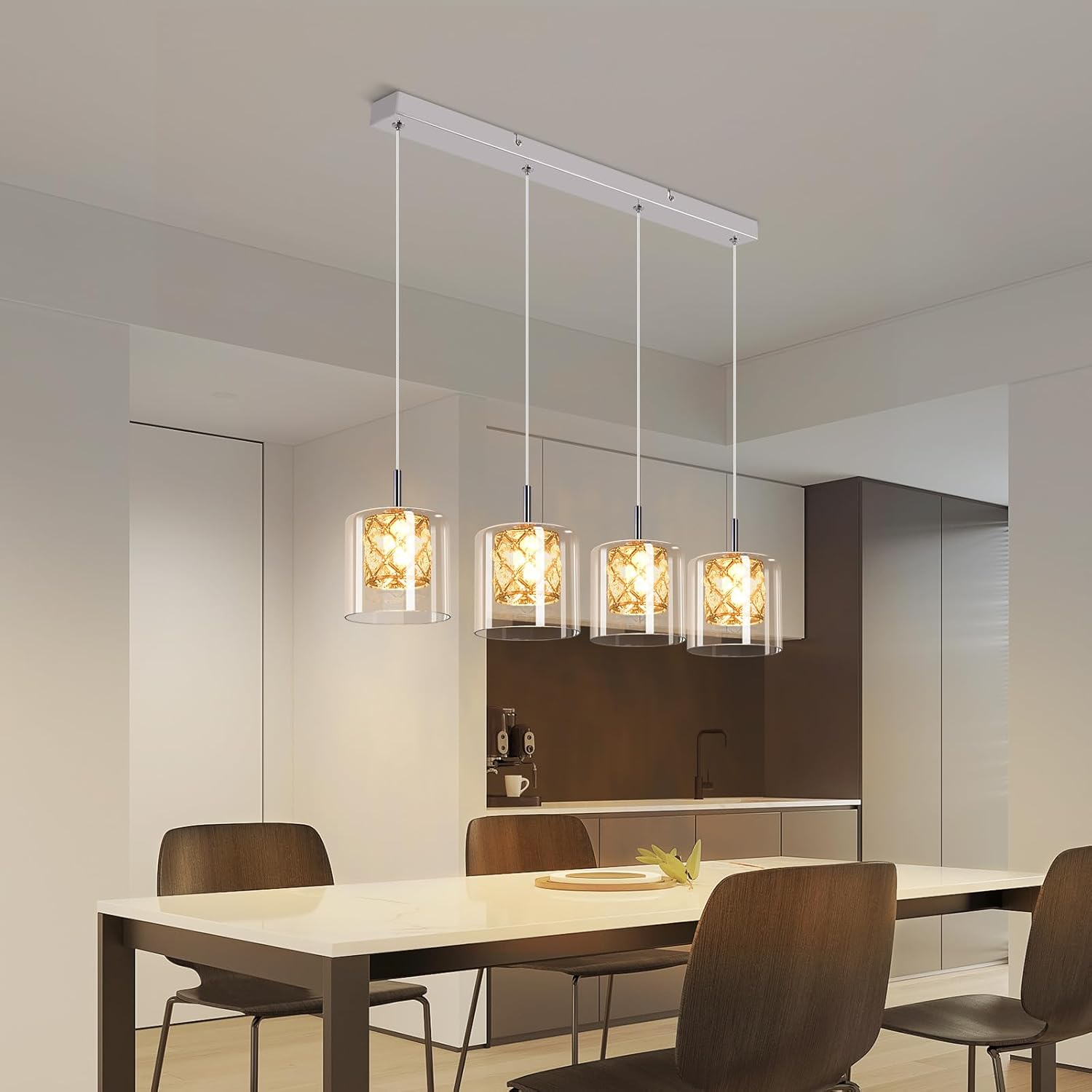 Comedor con luces colgantes. Las luces tienen pantallas de vidrio con patrón dorado.