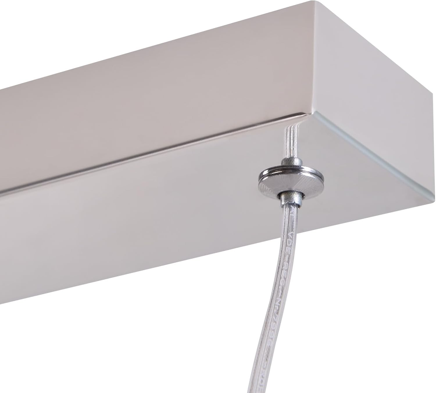 Primer plano de un accesorio de techo rectangular, que muestra la conexión del cable y el marco de metal.