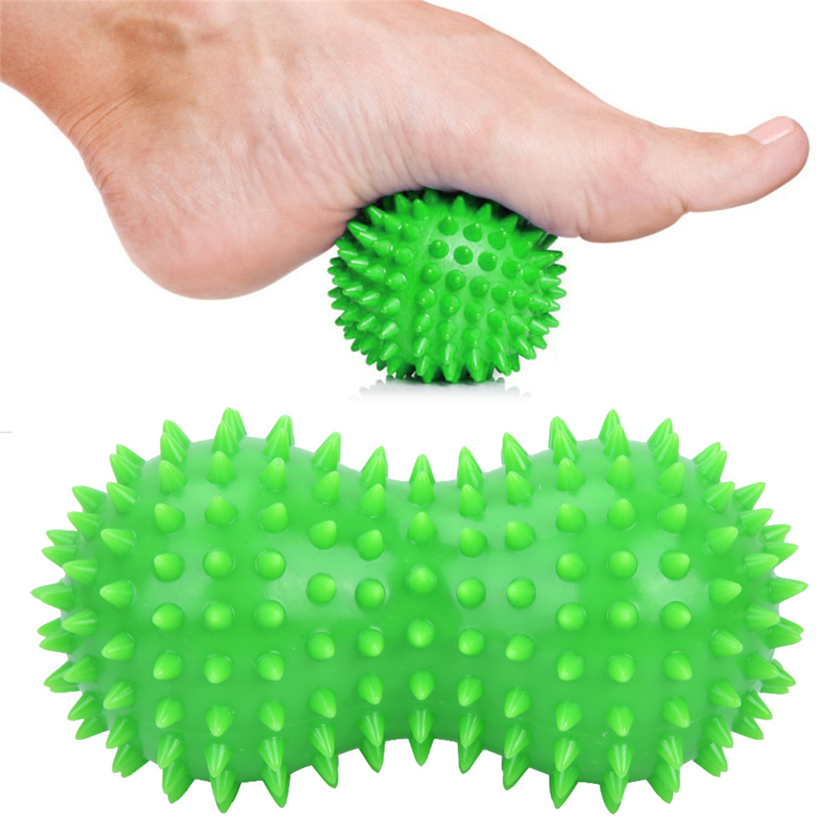 Fuß mit grünem, stacheligem Massageball und -roller für die Therapie.