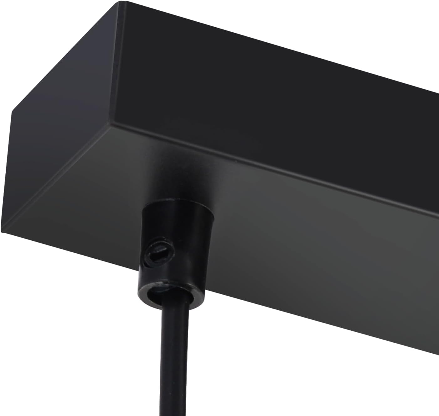 Una base de lámpara negra. Un cable negro cuelga hacia abajo.