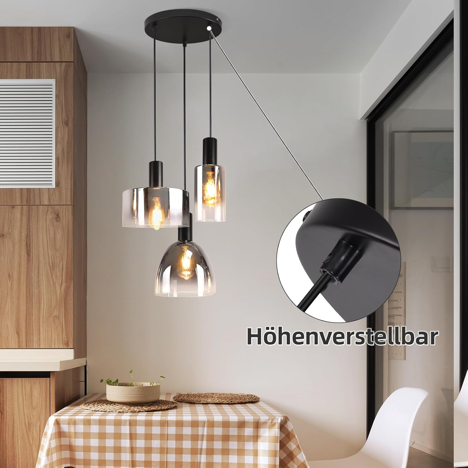 Hängelampen über einem Tisch mit karierter Tischdecke und weißem Stuhl.