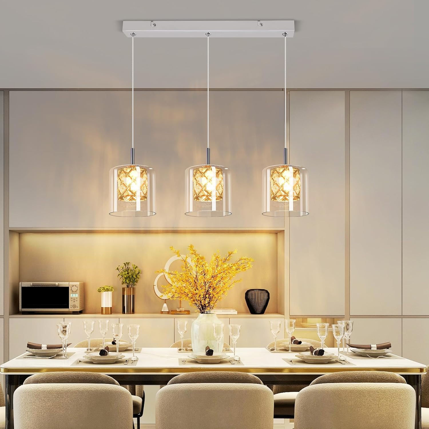 Esszimmer mit Pendelleuchten. Die Lampen haben Glasschirme mit Goldmuster.