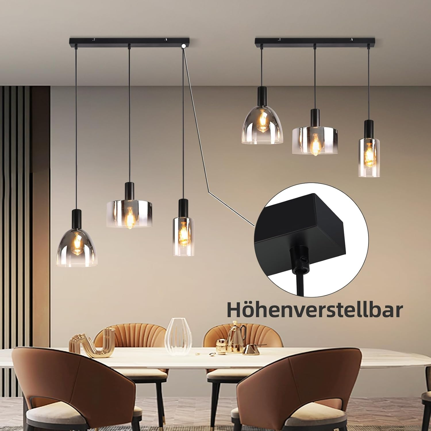 Esszimmer mit Hängelampen, Glasschirmen und einem Tisch.