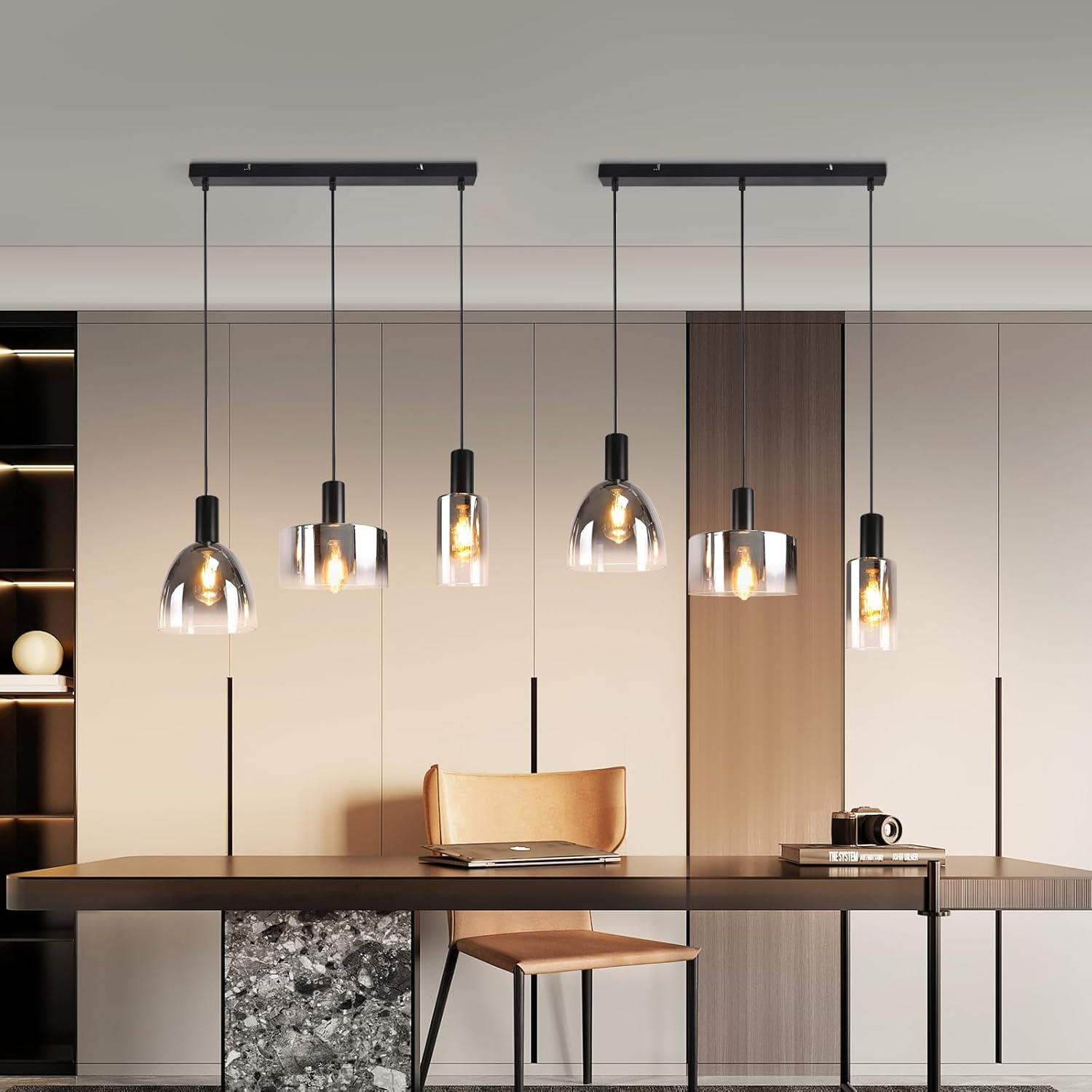 Moderne Pendelleuchten über einem Tisch. Rechteckige schwarze Basis, zylindrische Schirme.