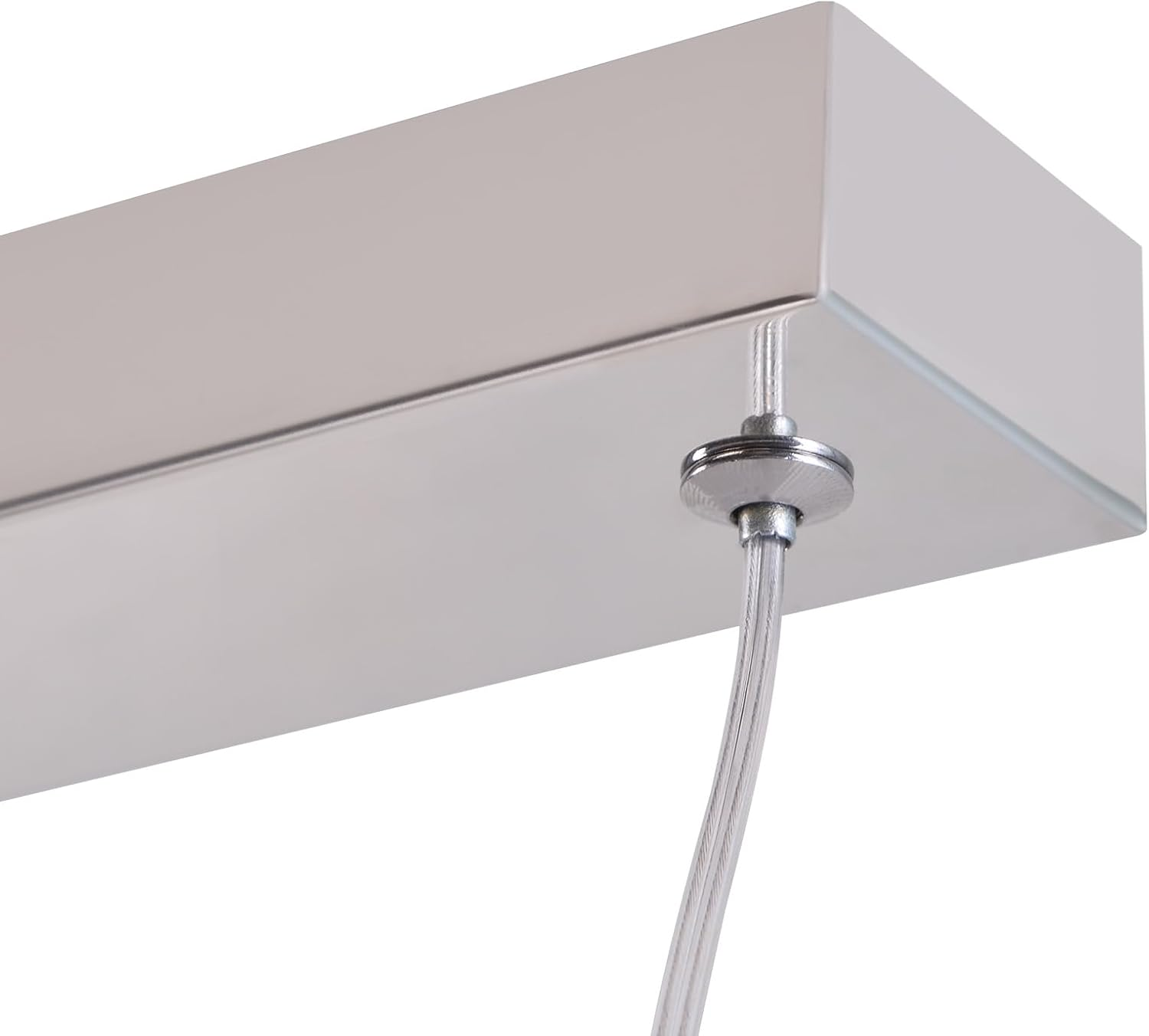 Nahaufnahme eines glänzenden Metallrechtecks mit Draht für eine Leuchte.