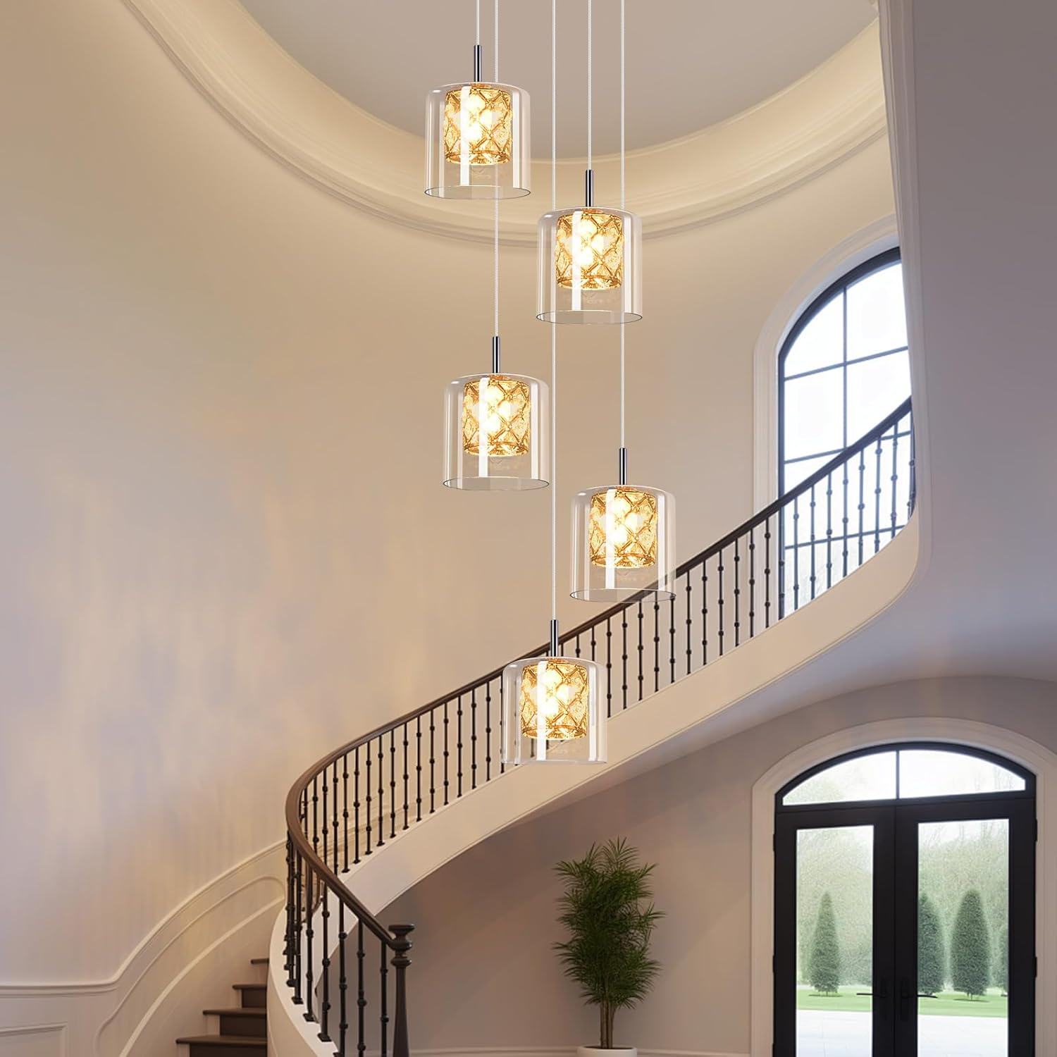 Wielkie schody z serią wiszących świateł. Szklane walce ze złotymi wzorami.