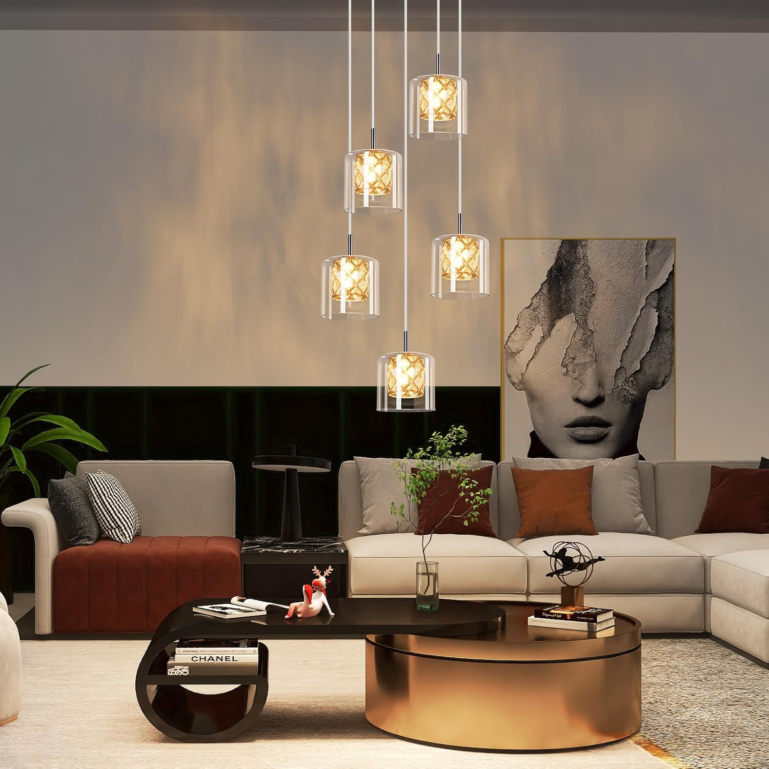 Salon z lampami wiszącymi. Ze sufitu zwisają szklane i złote lampy wiszące.