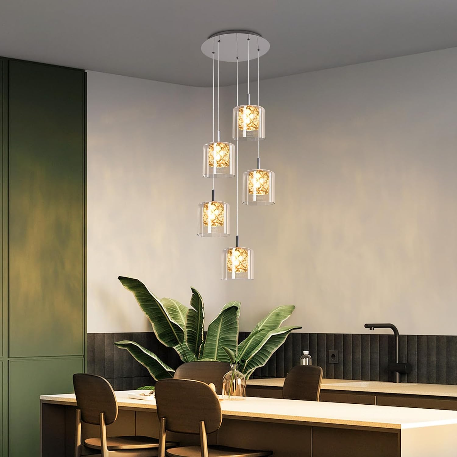 Nowoczesna kuchnia z lampami wiszącymi. Pięć cylindrycznych świateł jest zawieszonych.