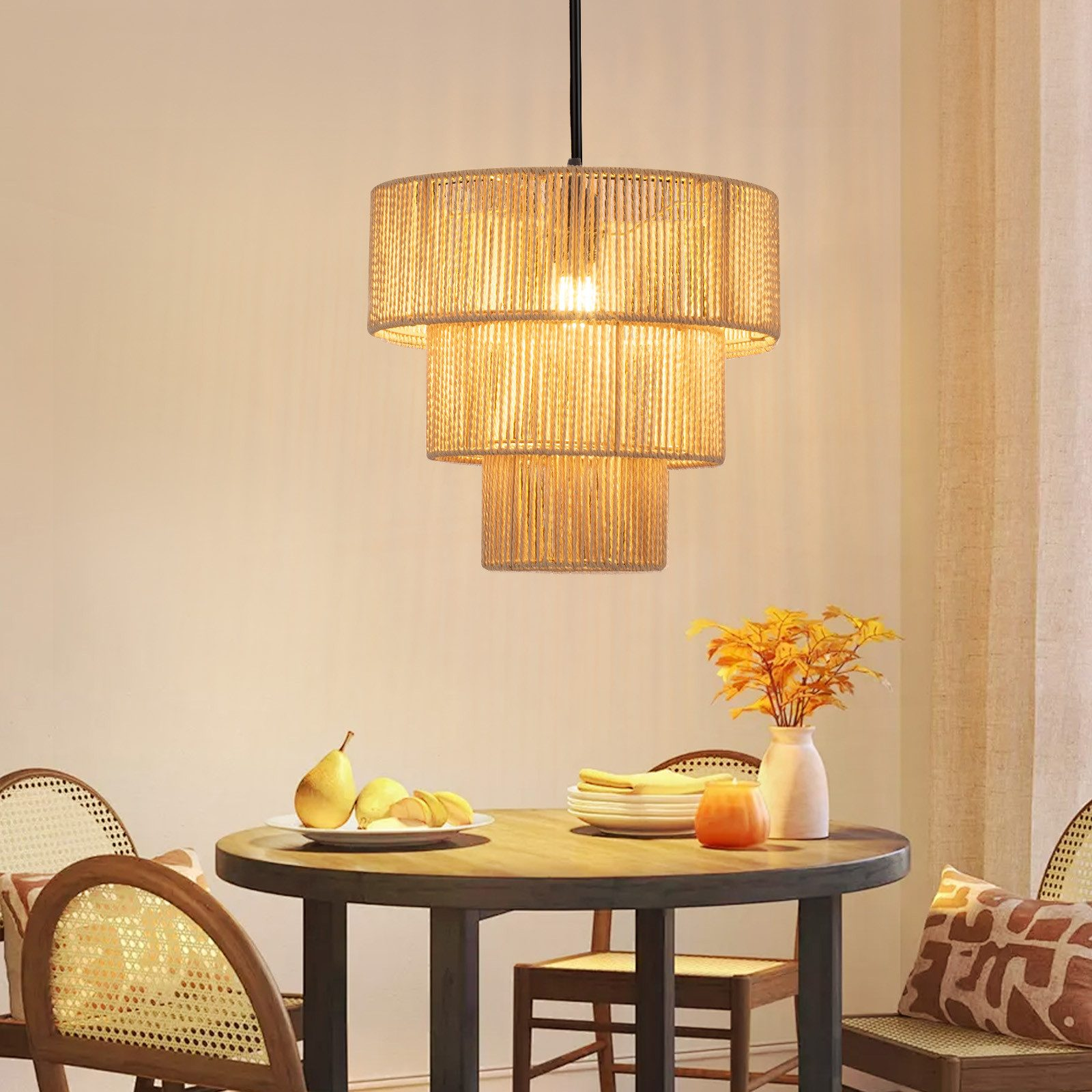 Hängeleuchter mit drei Etagen, in einem Esszimmer.