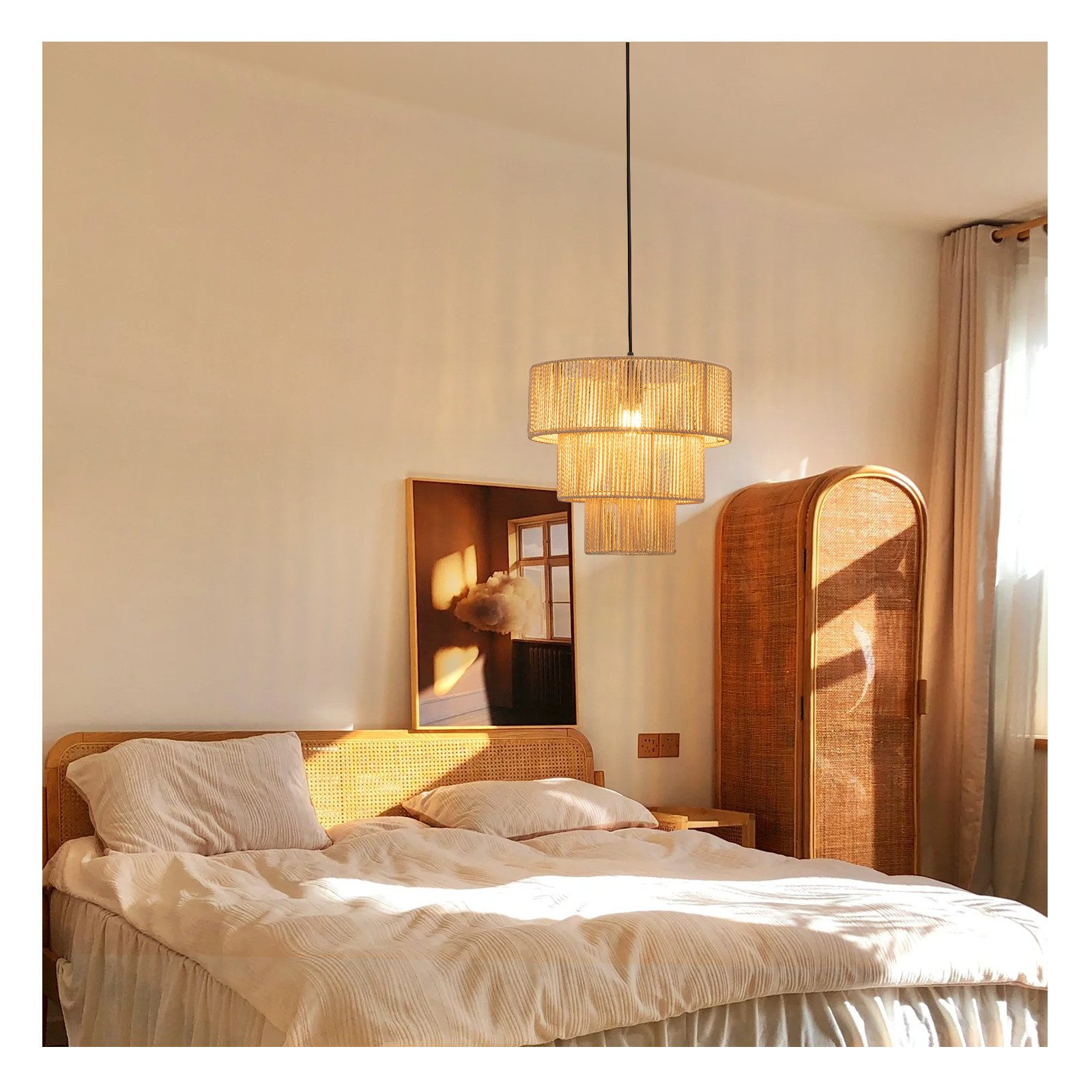 Ein Schlafzimmer mit einer hängenden Leuchte über dem Bett. Der Raum hat neutrale Farben.