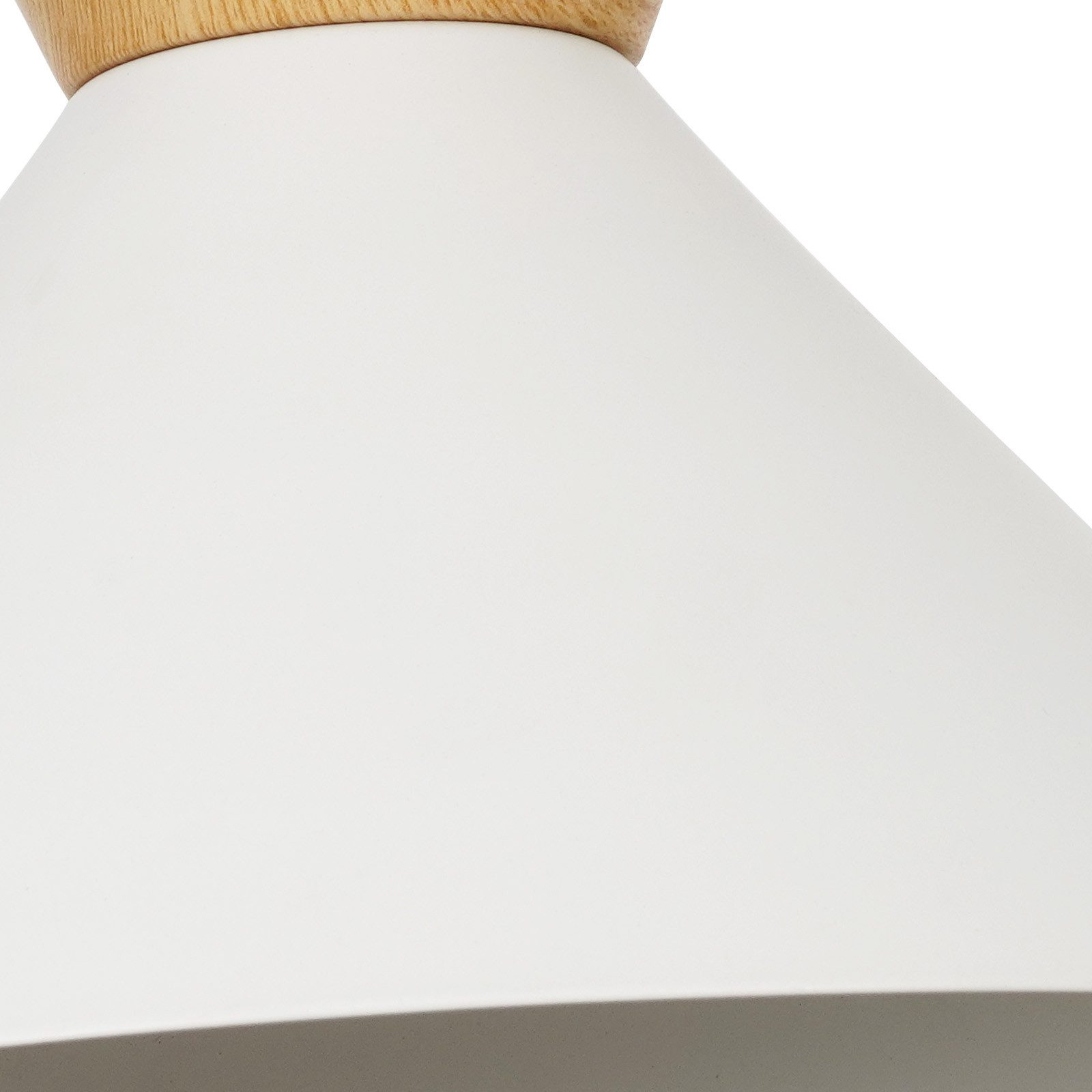 Zbliżenie białego klosza lampy z drewnianym wierzchem.