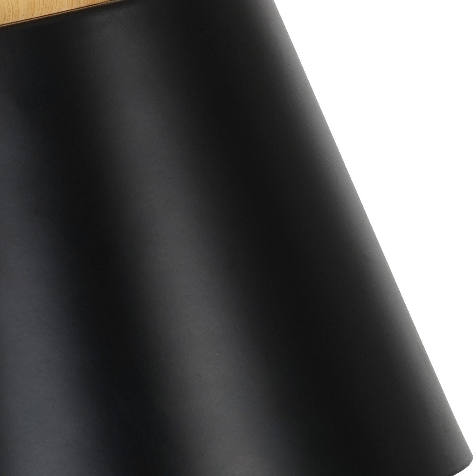 Primo piano di un paralume nero, accento in legno, sfondo bianco.