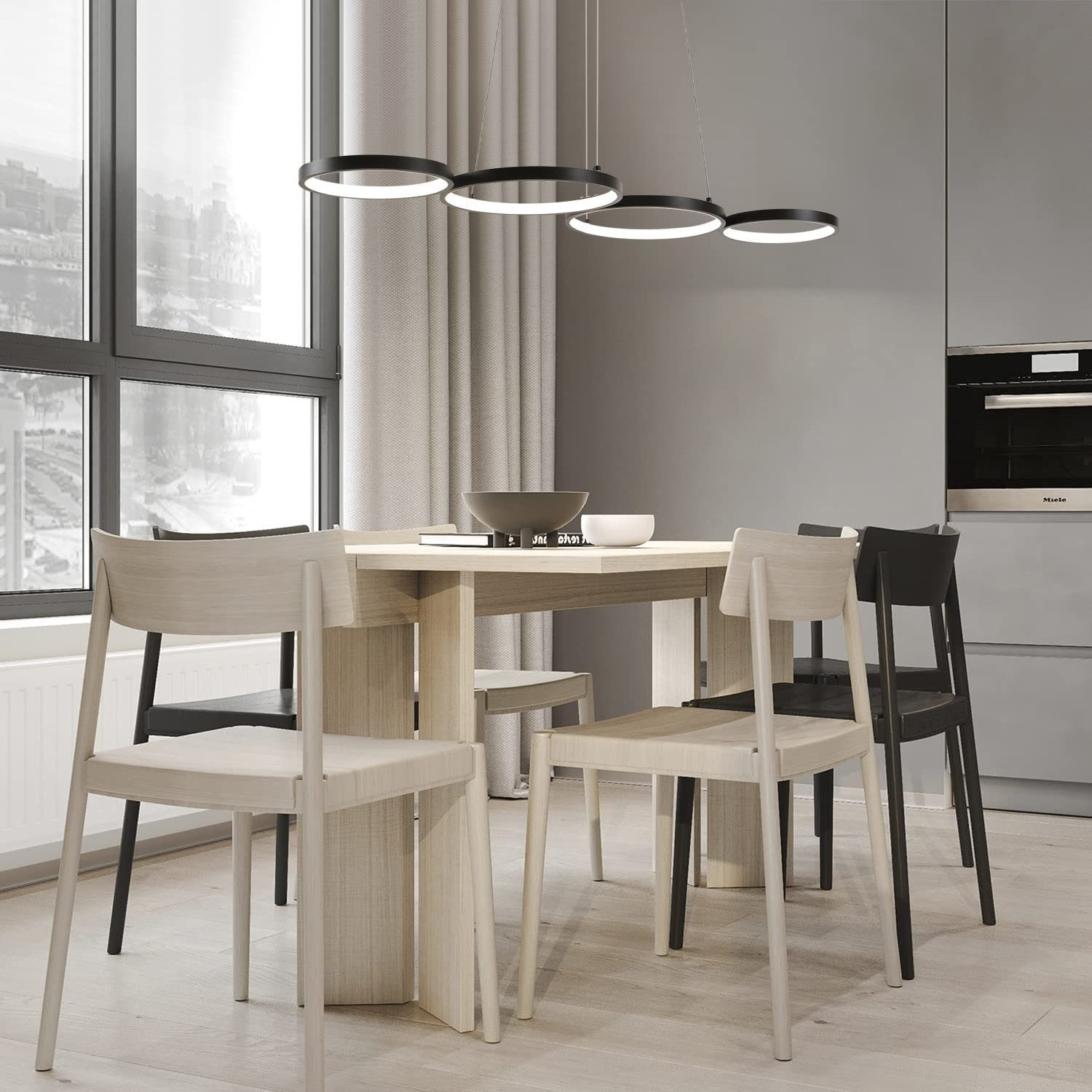 Modernes Esszimmer mit Tisch, Stühlen und Hängelampen. Grau-weißes Farbschema.