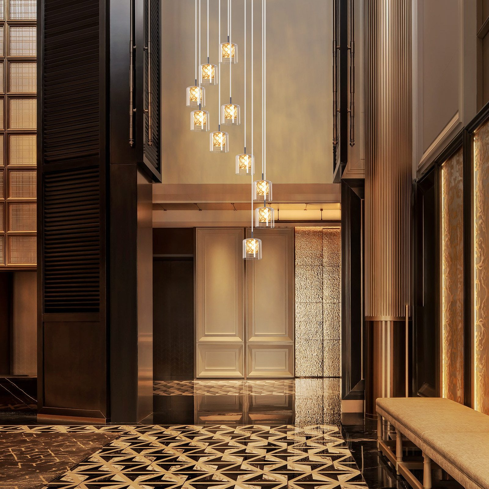 Wysokie atrium z wiszącymi szklanymi lampami i marmurową podłogą.