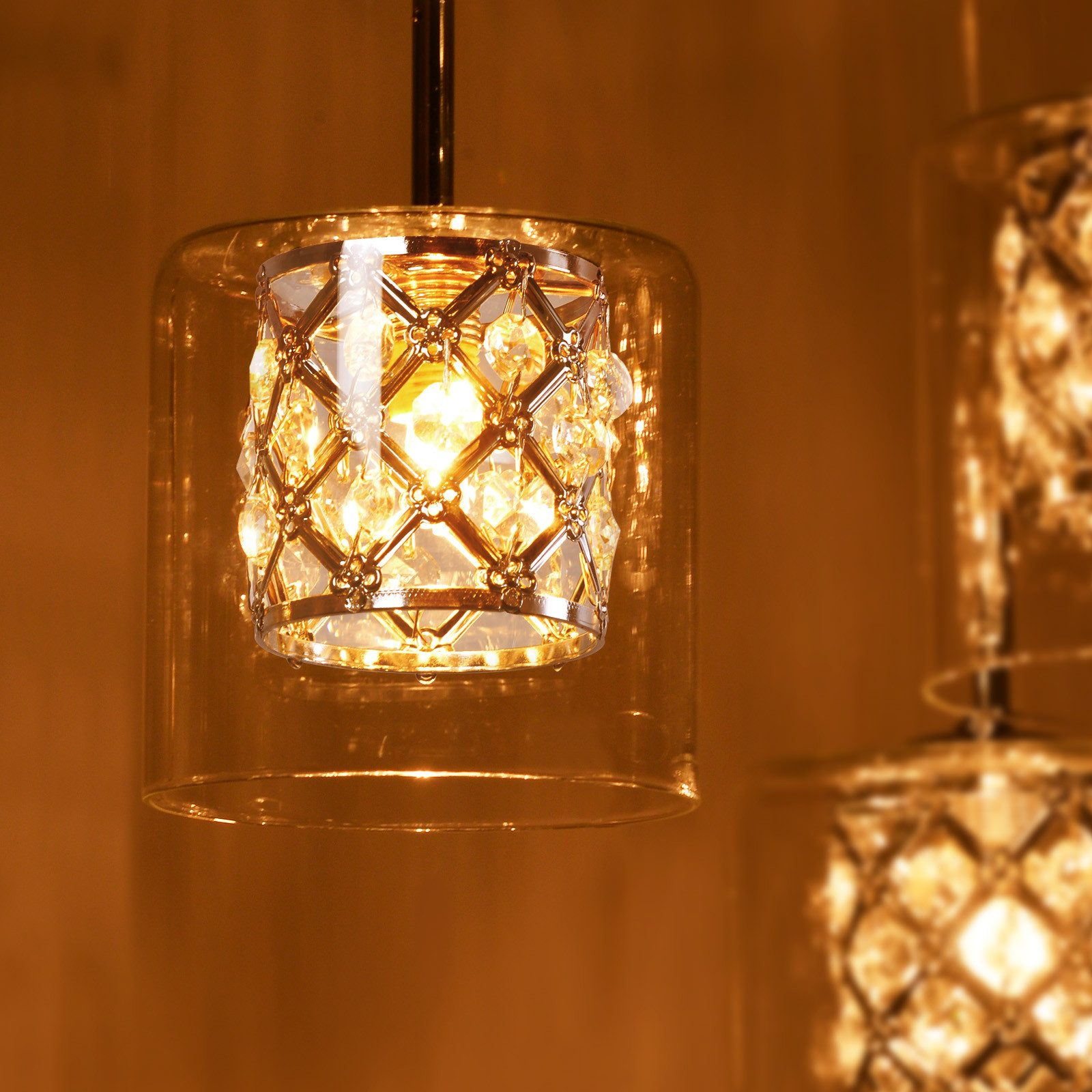 Zbliżenie kryształowego żyrandola z szklanym kloszem.