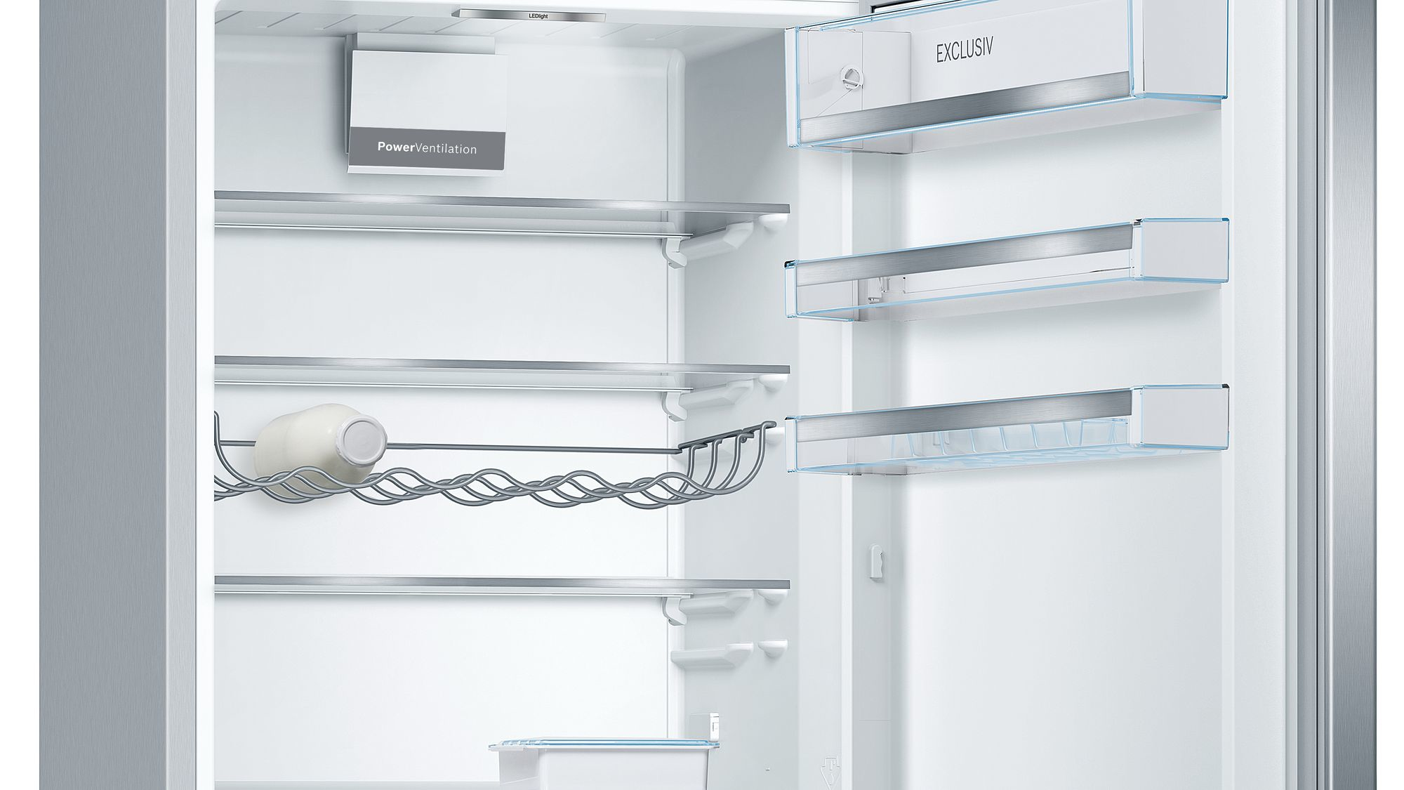 Im Inneren eines Kühlschranks. Es gibt Regale, ein Weinregal und Aufbewahrungsboxen. Das Power Ventilation-Etikett ist sichtbar.