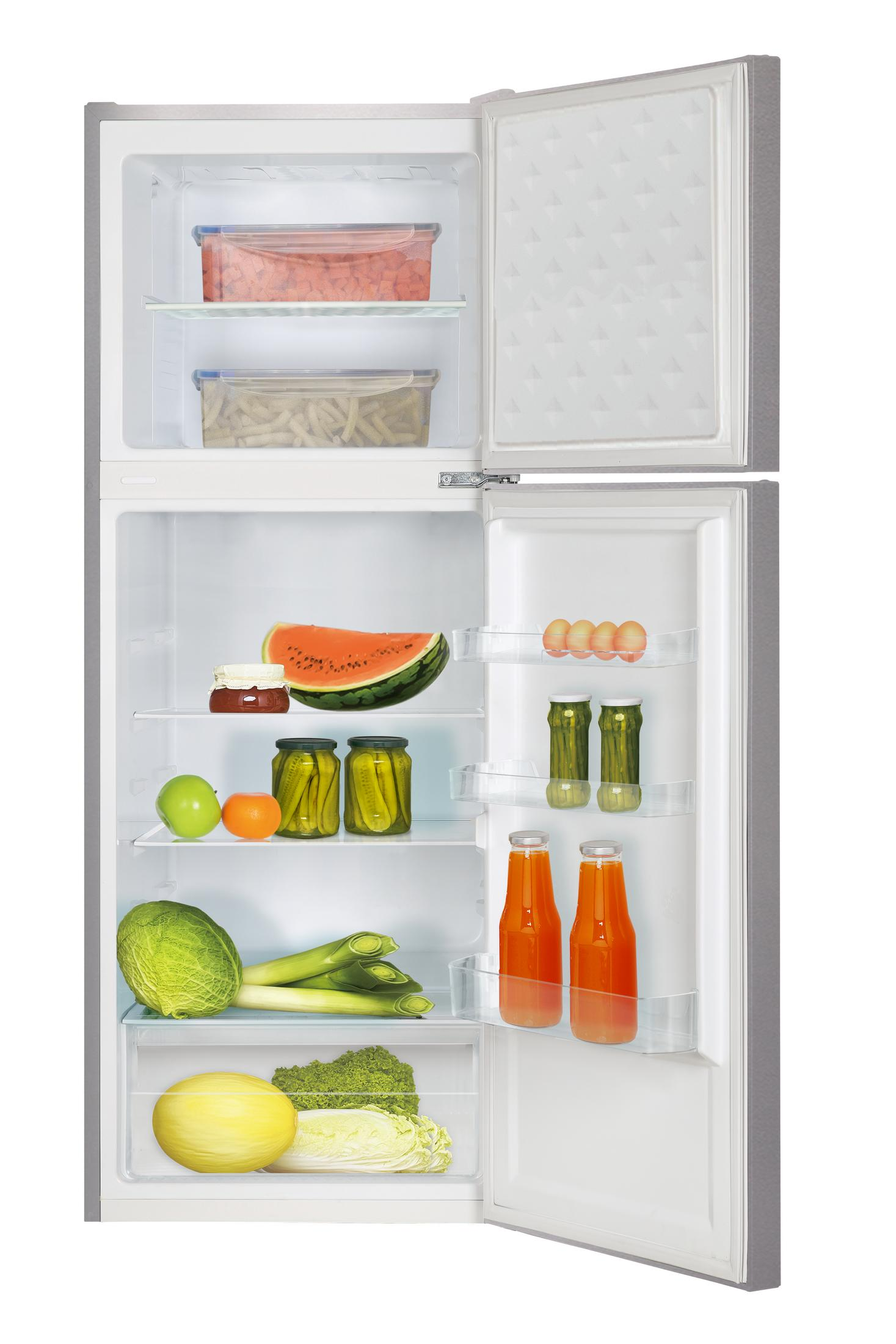 Geöffneter Kühlschrank mit Lebensmitteln gefüllt. Enthält Wassermelone, Gurken, Getränke und mehr.