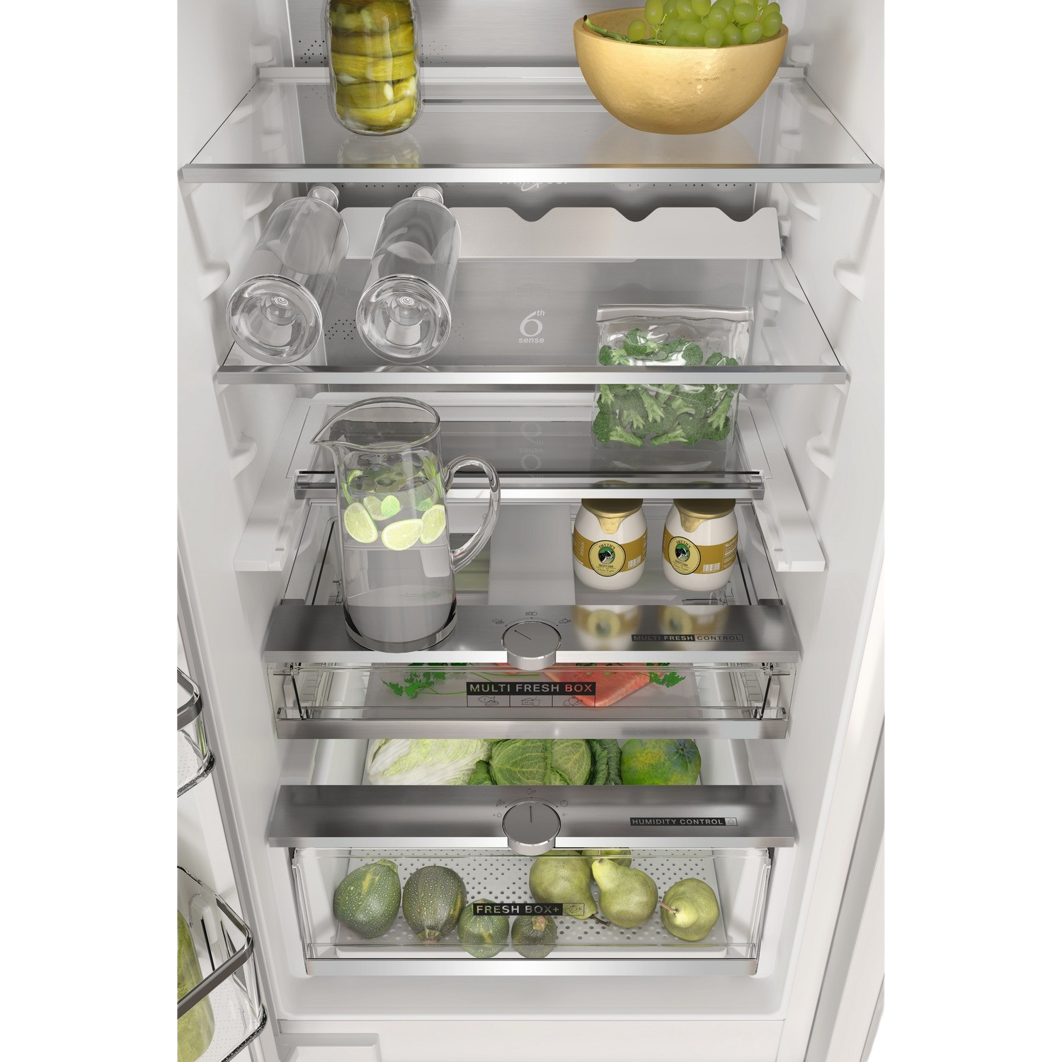 Primo piano dell'interno del frigorifero con ripiani e alimenti. Lo sfondo è bianco.