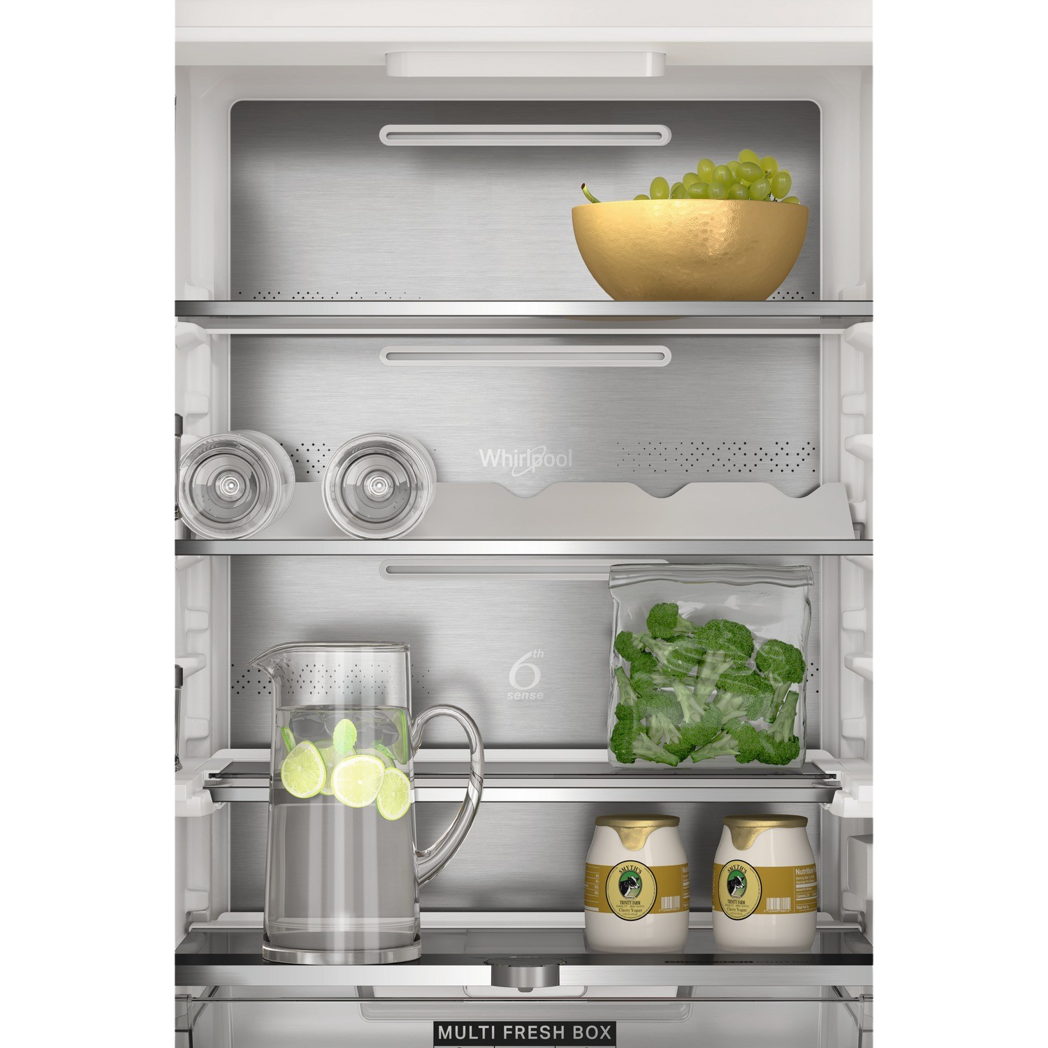 Interno del frigorifero: uva, brocca d'acqua con lime, sacchetto di broccoli e barattoli.