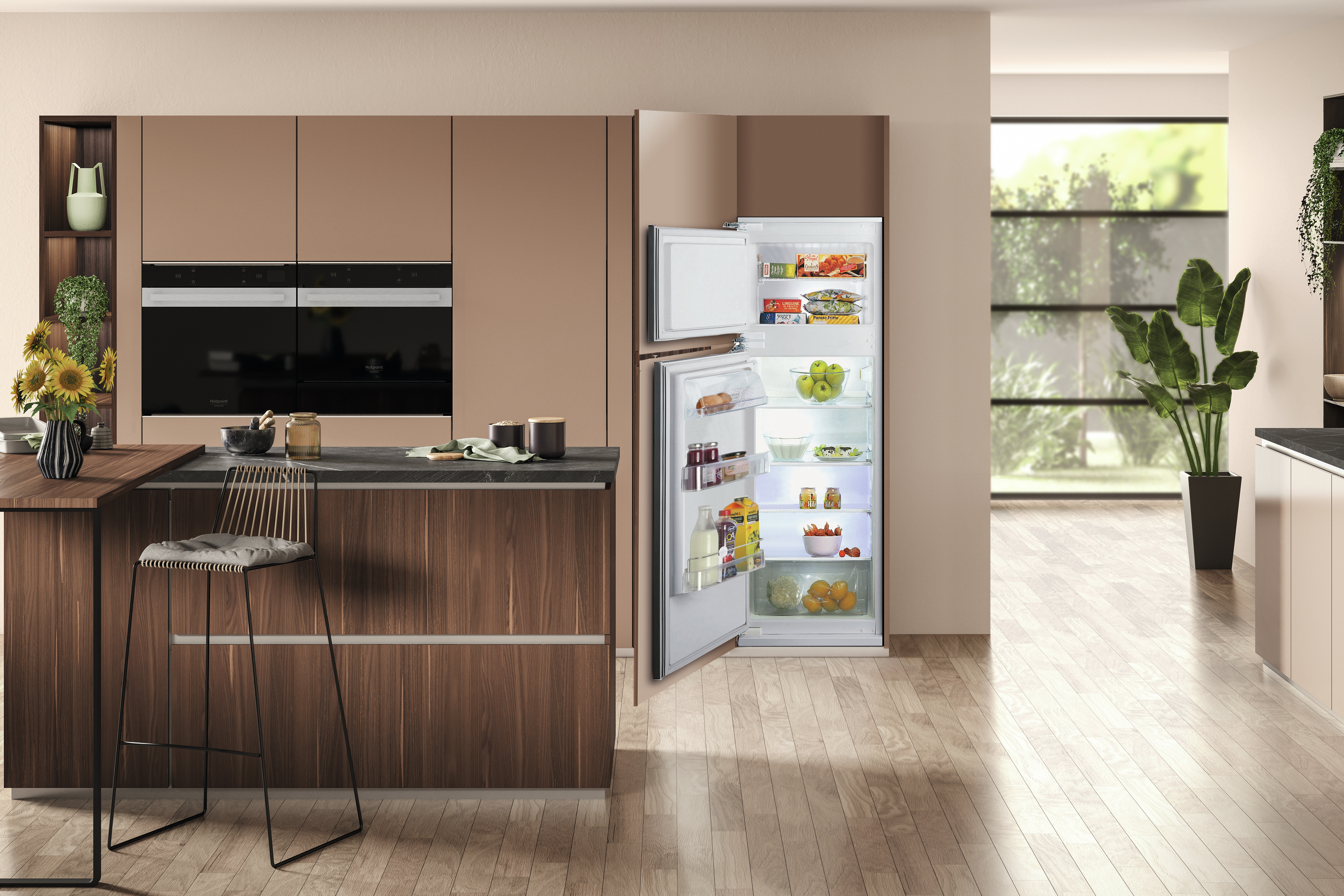 Scena di cucina con frigorifero aperto, che mostra alimenti all'interno del frigo.