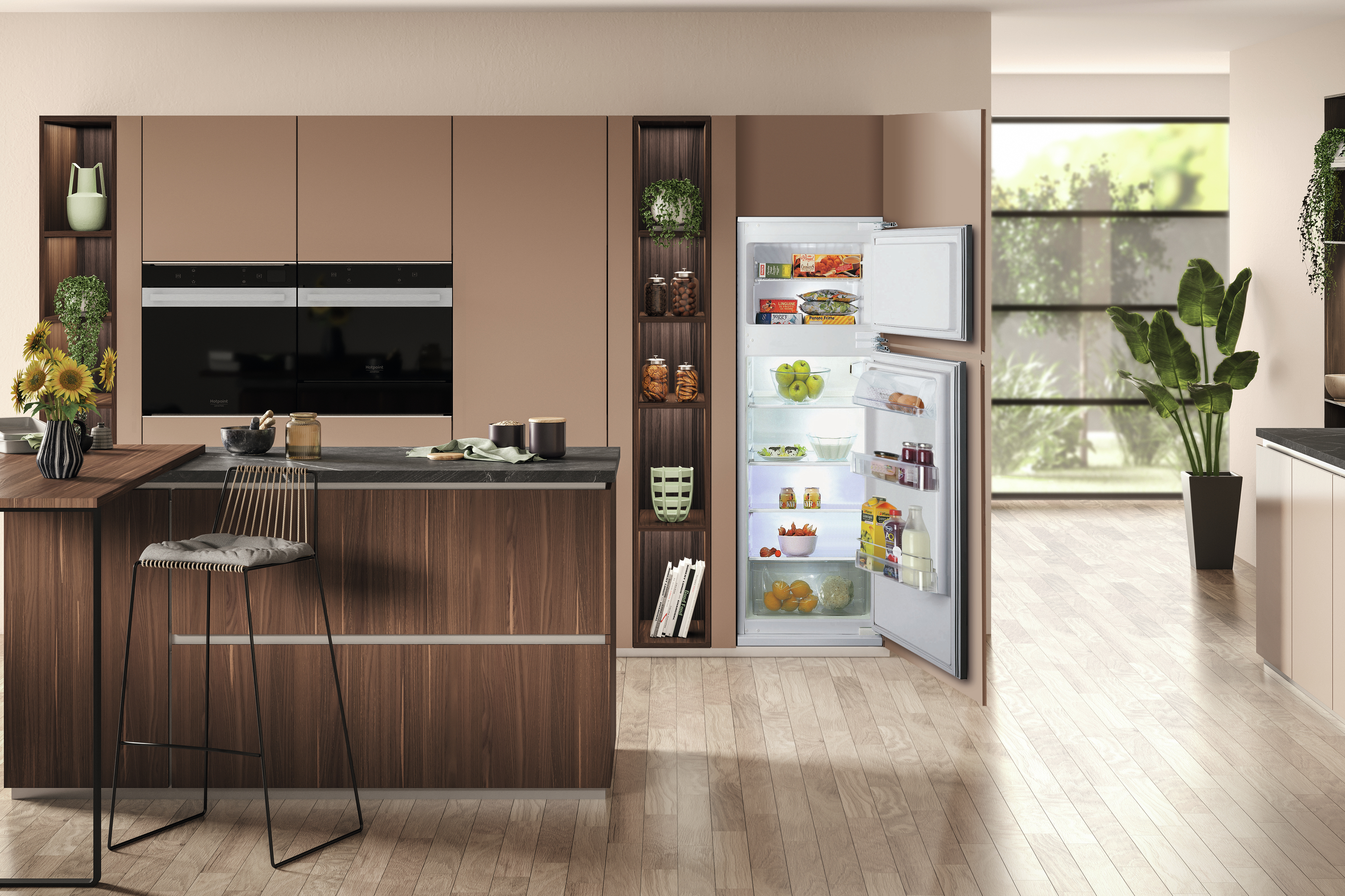 Cucina moderna con frigorifero, porta aperta mostra cibo. Scena luminosa.