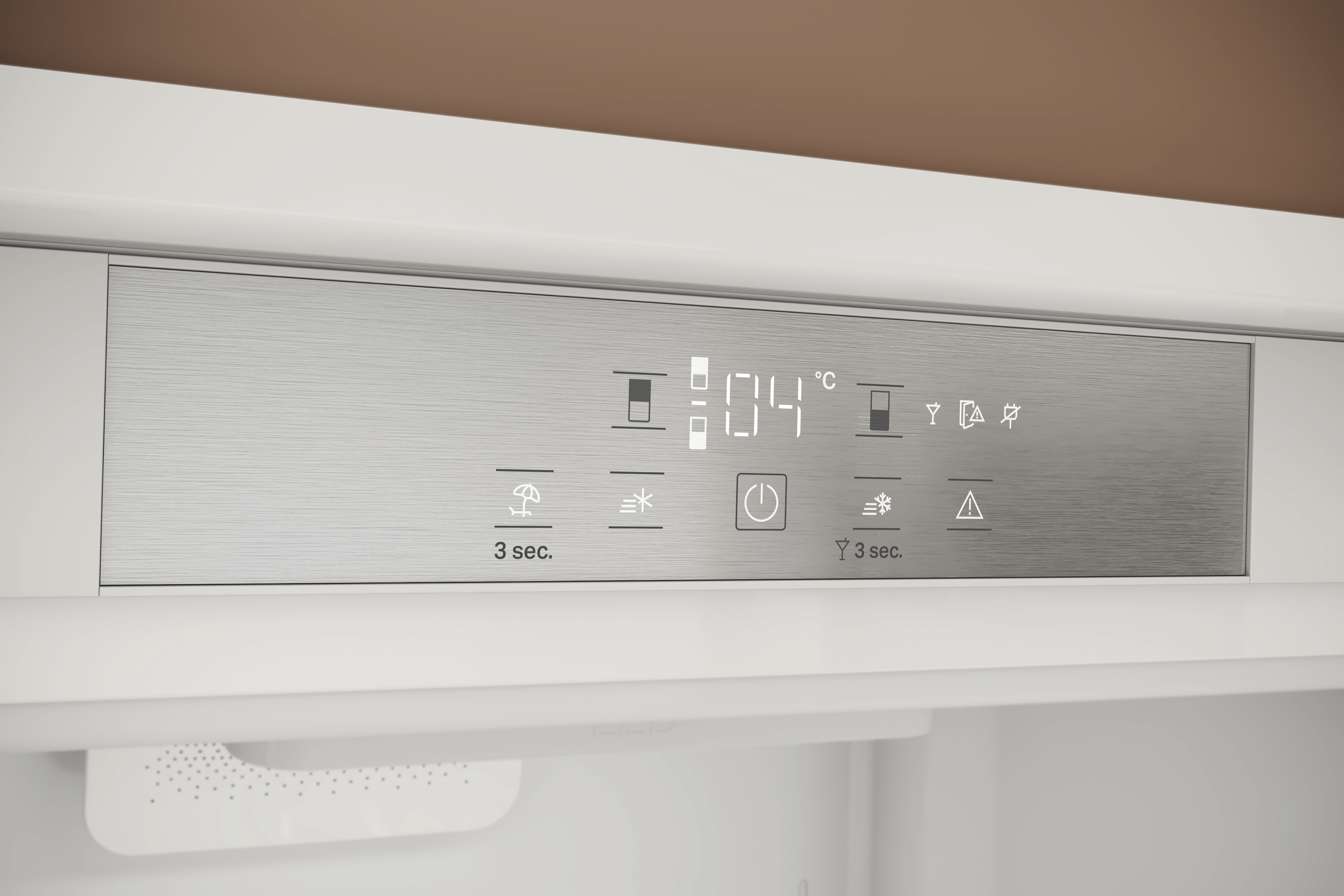 Primo piano del pannello di controllo del frigorifero, che mostra le impostazioni e il display della temperatura.
