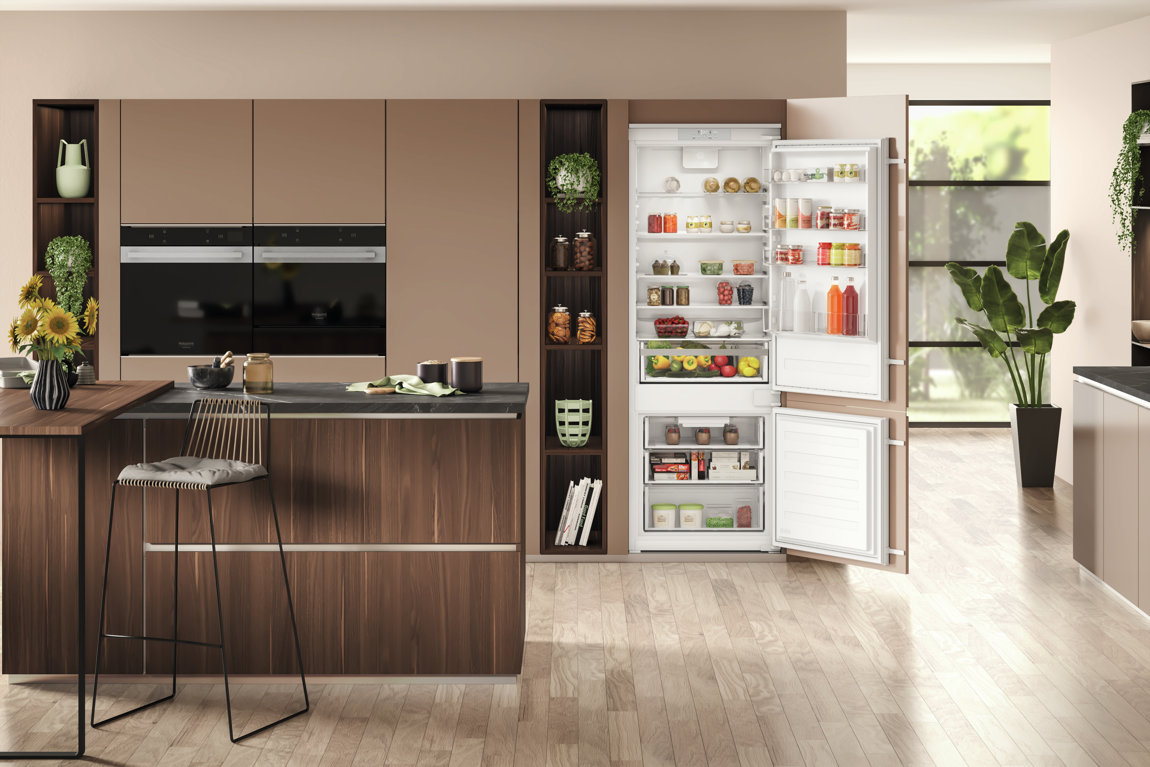Una scena di cucina con un frigorifero aperto, che mostra il suo contenuto e un design moderno della cucina.