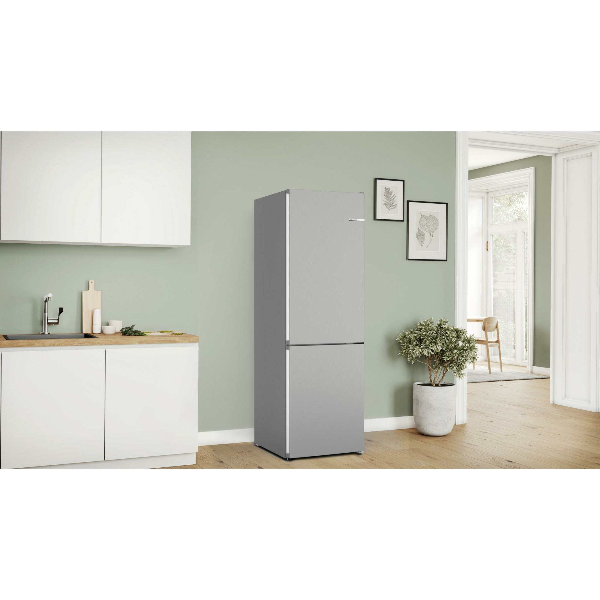 Kühlschrank-Energielabel mit E-Bewertung, zeigt Details zum Energieverbrauch.