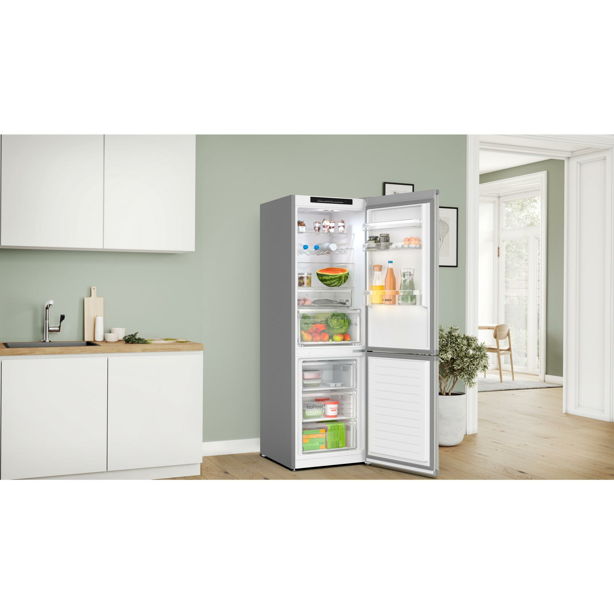 Kühlschrank in einer Küche, offen mit Essen, neben Schränken und Deko.
