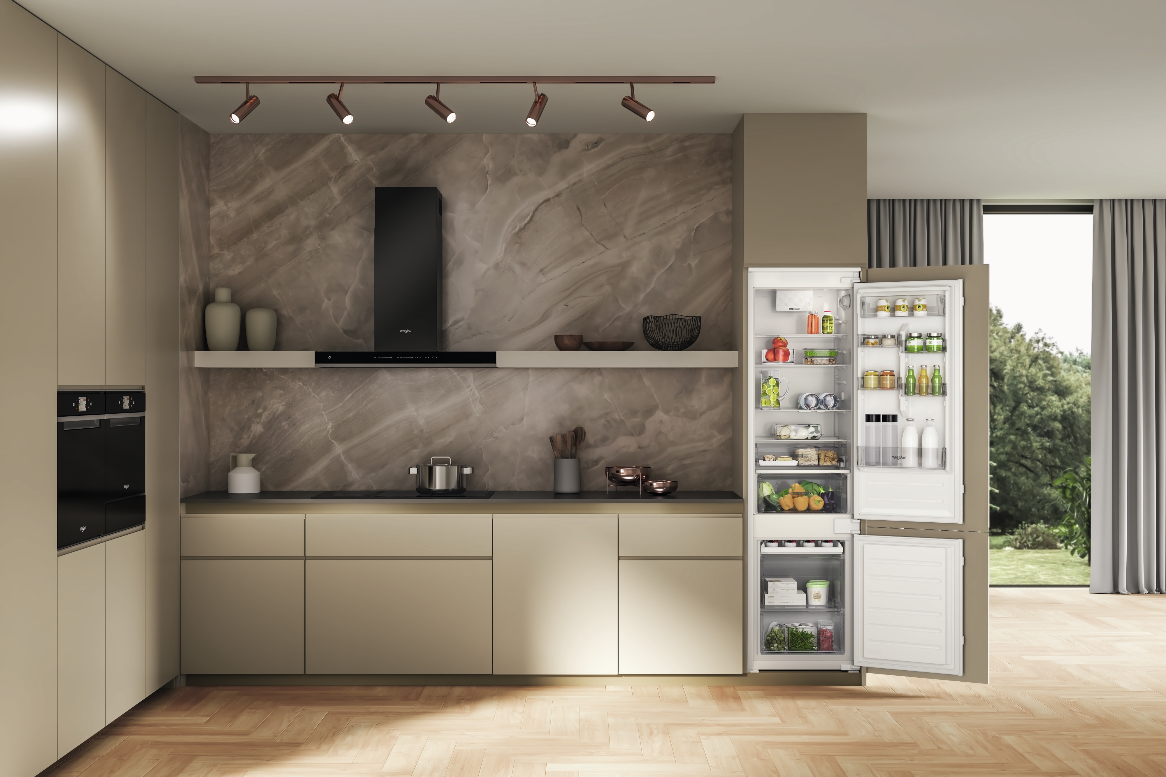 Interni cucina con frigorifero. Mobili da cucina e parete in marmo. Luci a soffitto accese.