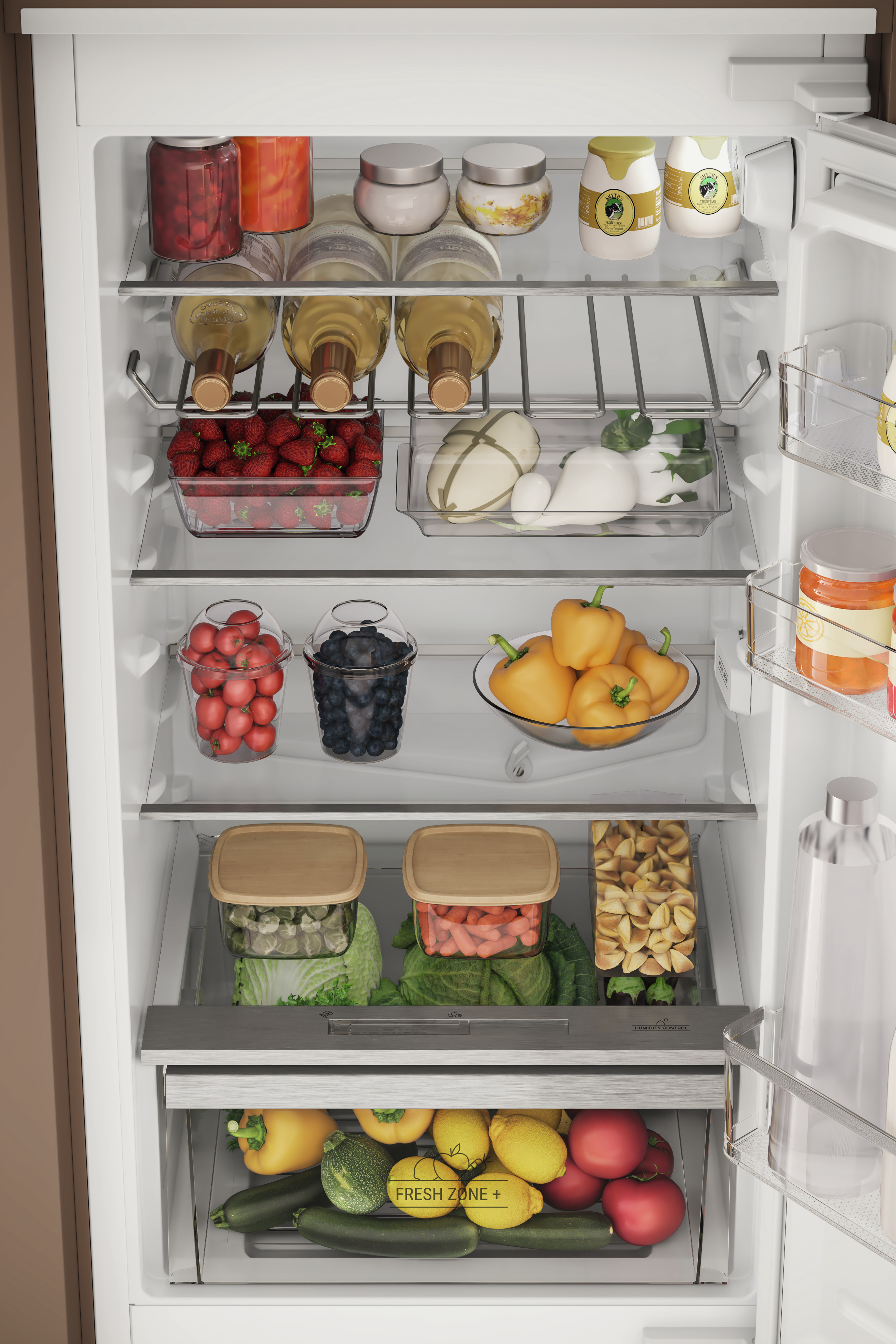 Interno frigorifero pieno di cibo: verdure, frutta, barattoli e bottiglie sui ripiani.