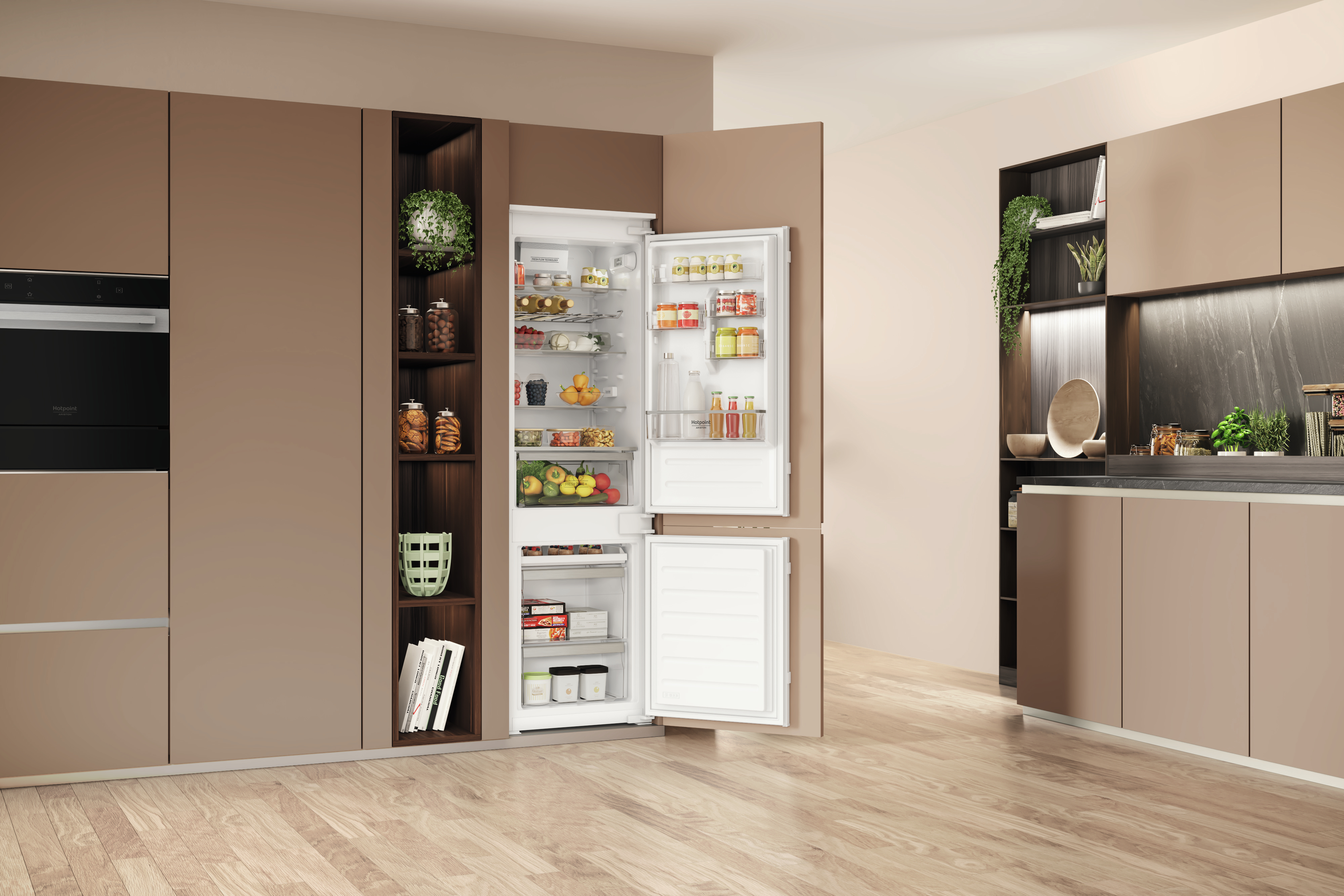 Scena di cucina con frigorifero aperto, mostra cibo e contenuto.