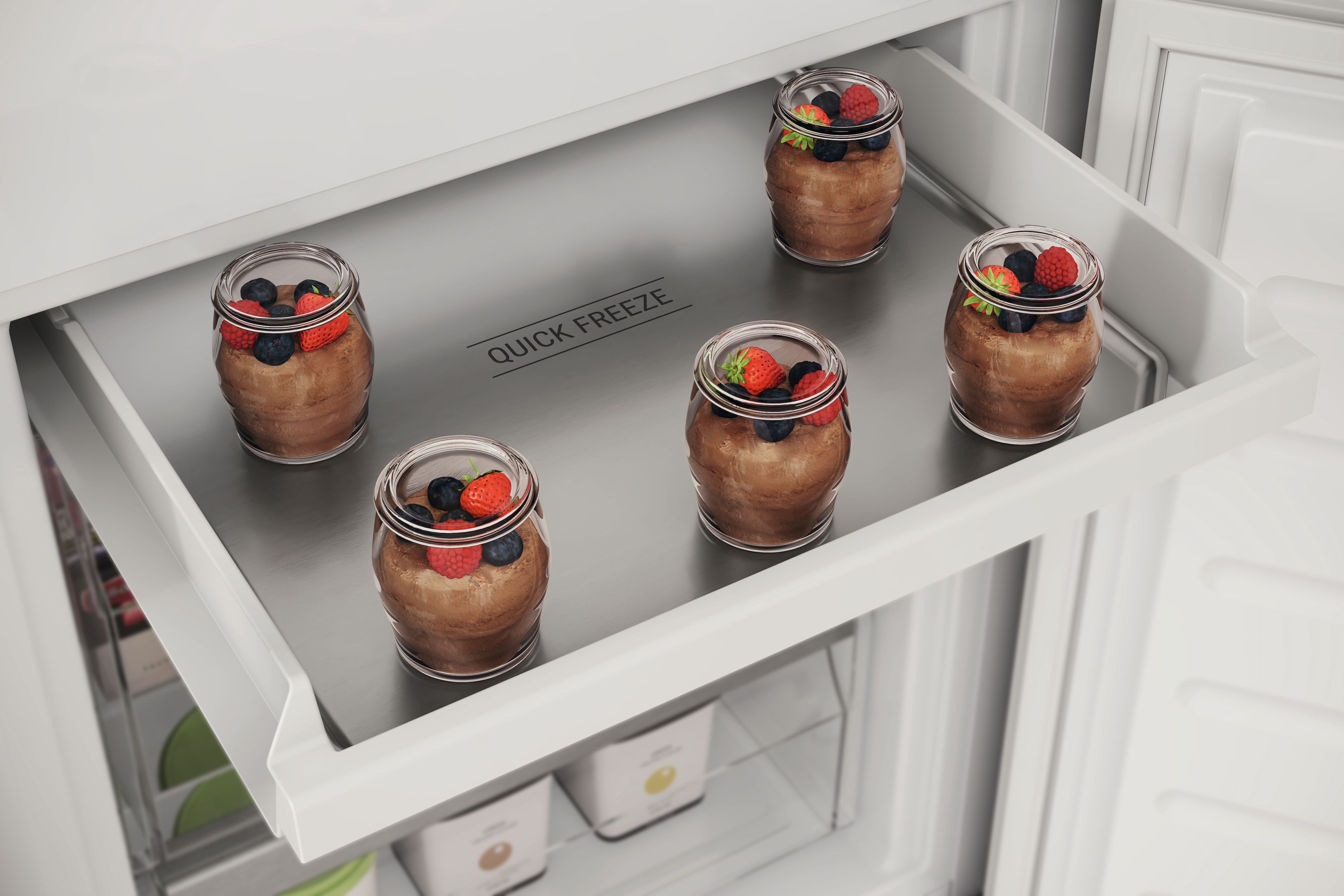 Un cassetto dentro un congelatore, pieno di piccoli vasetti di dessert, con l'etichetta 'QUICK FREEZE'.