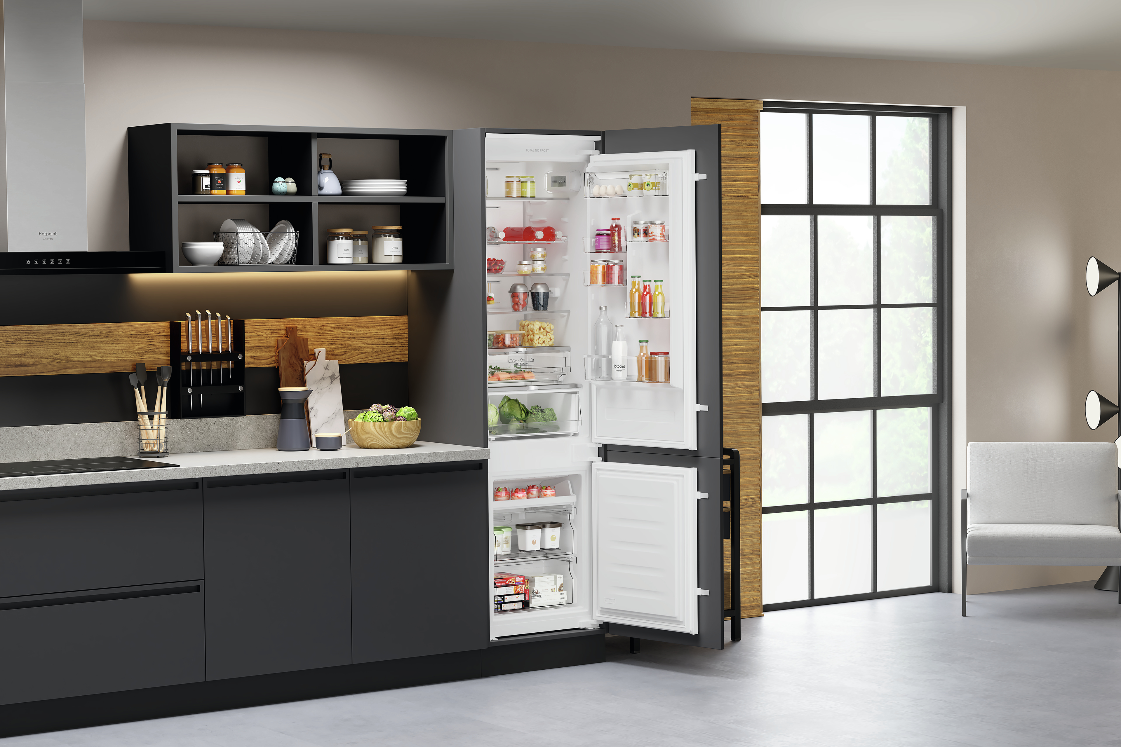 Cucina moderna con frigorifero aperto, mostra cibo e eleganti mobili e elettrodomestici scuri.