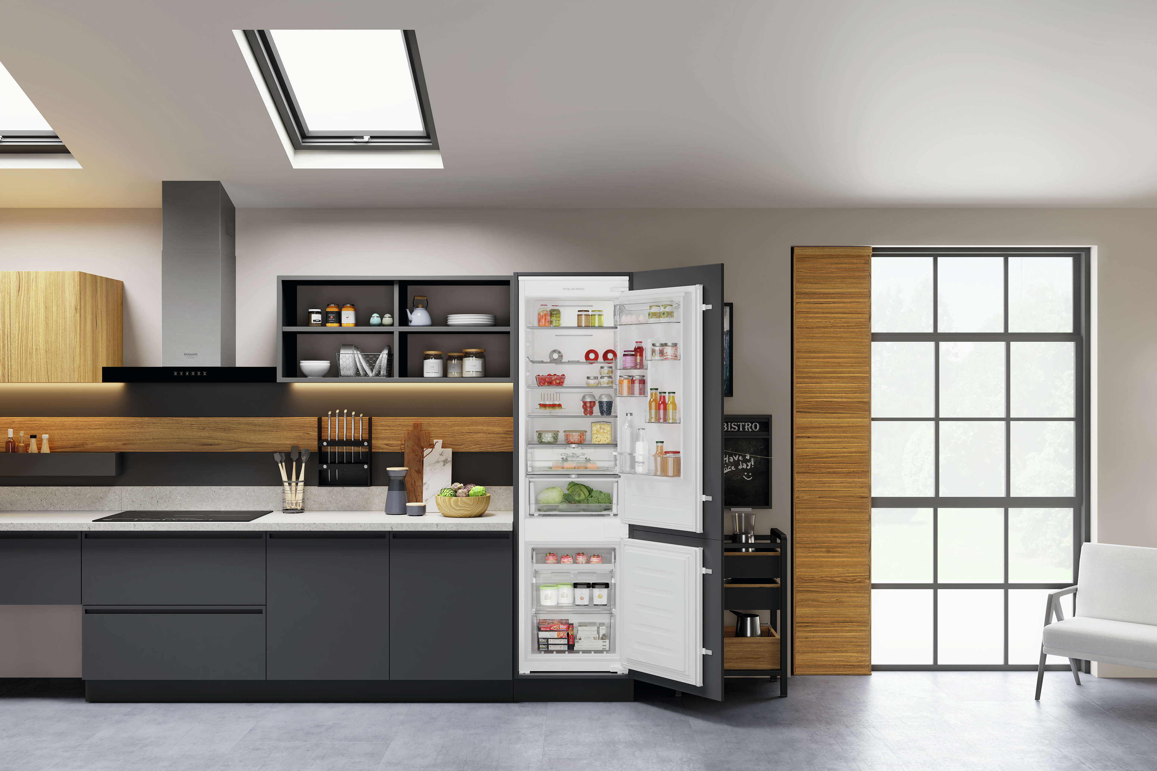 Cucina moderna con frigorifero aperto. Bancone, armadi e finestra in vista.