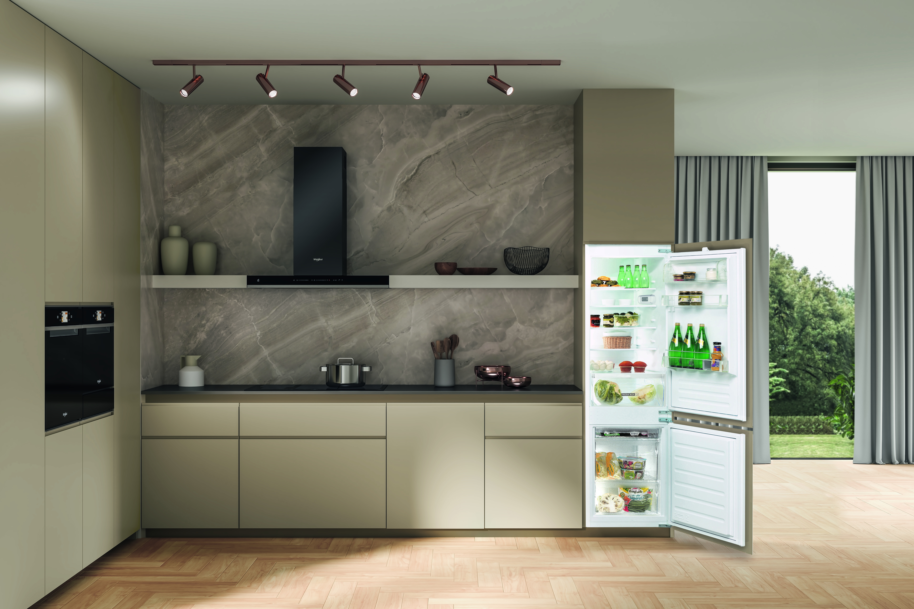 Cucina moderna con frigorifero aperto, scaffali e illuminazione. Interno con cibo.