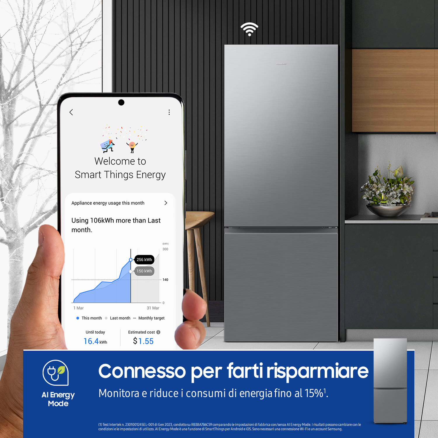 Una mano che tiene uno smartphone che mostra il consumo di energia. Un frigorifero è sullo sfondo.