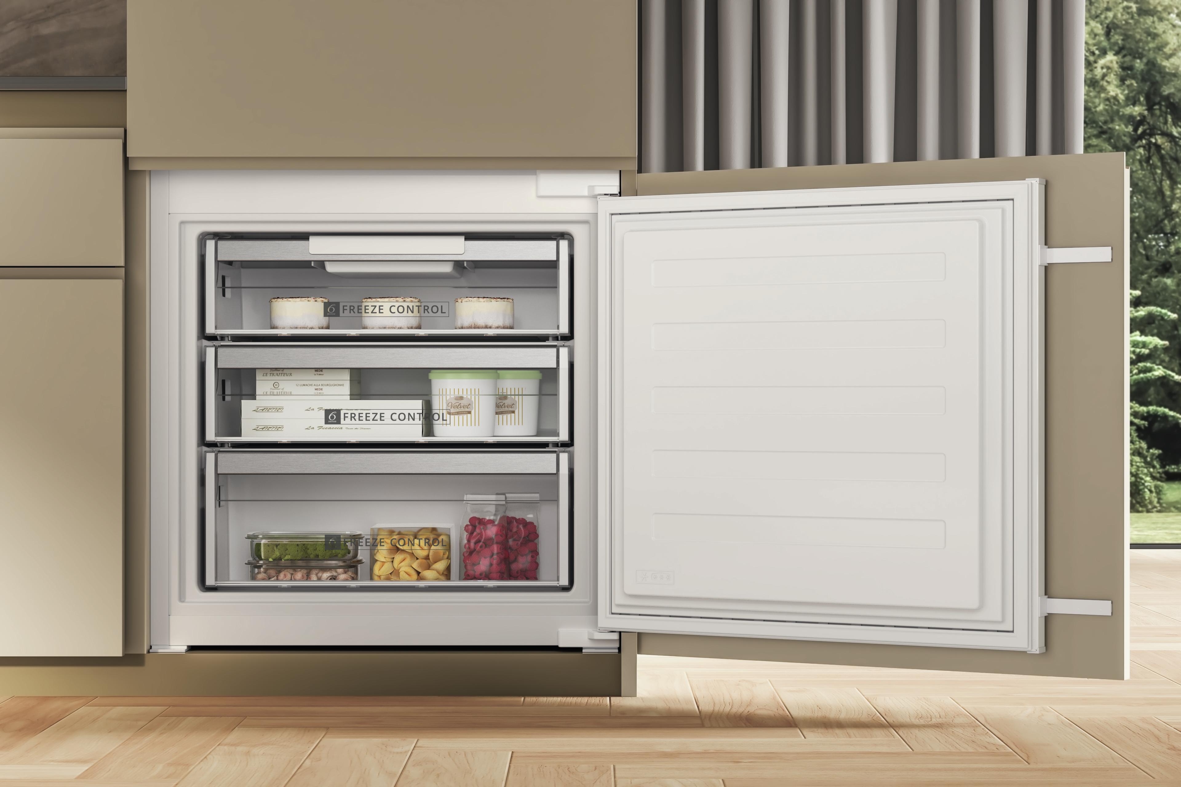 Cassetti del congelatore aperti, che mostrano alimenti all'interno e l'interno di un mobile da cucina.