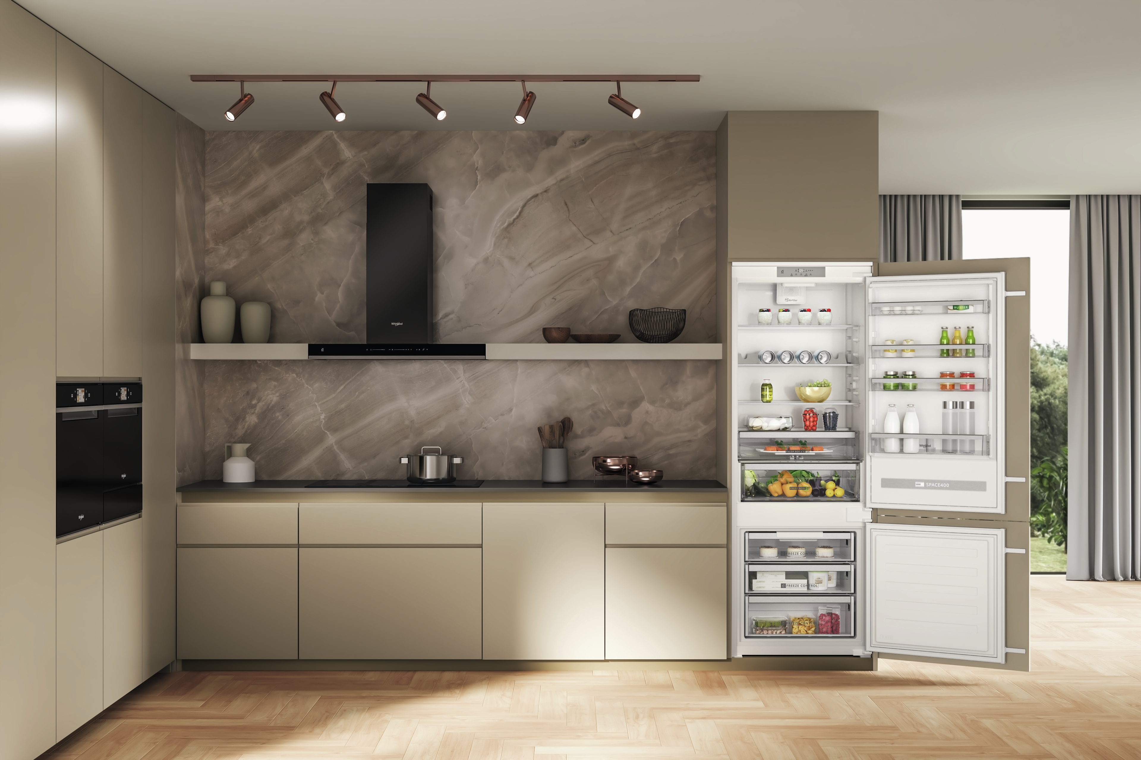 Una cucina con mobili, elettrodomestici e frigorifero con ante aperte.
