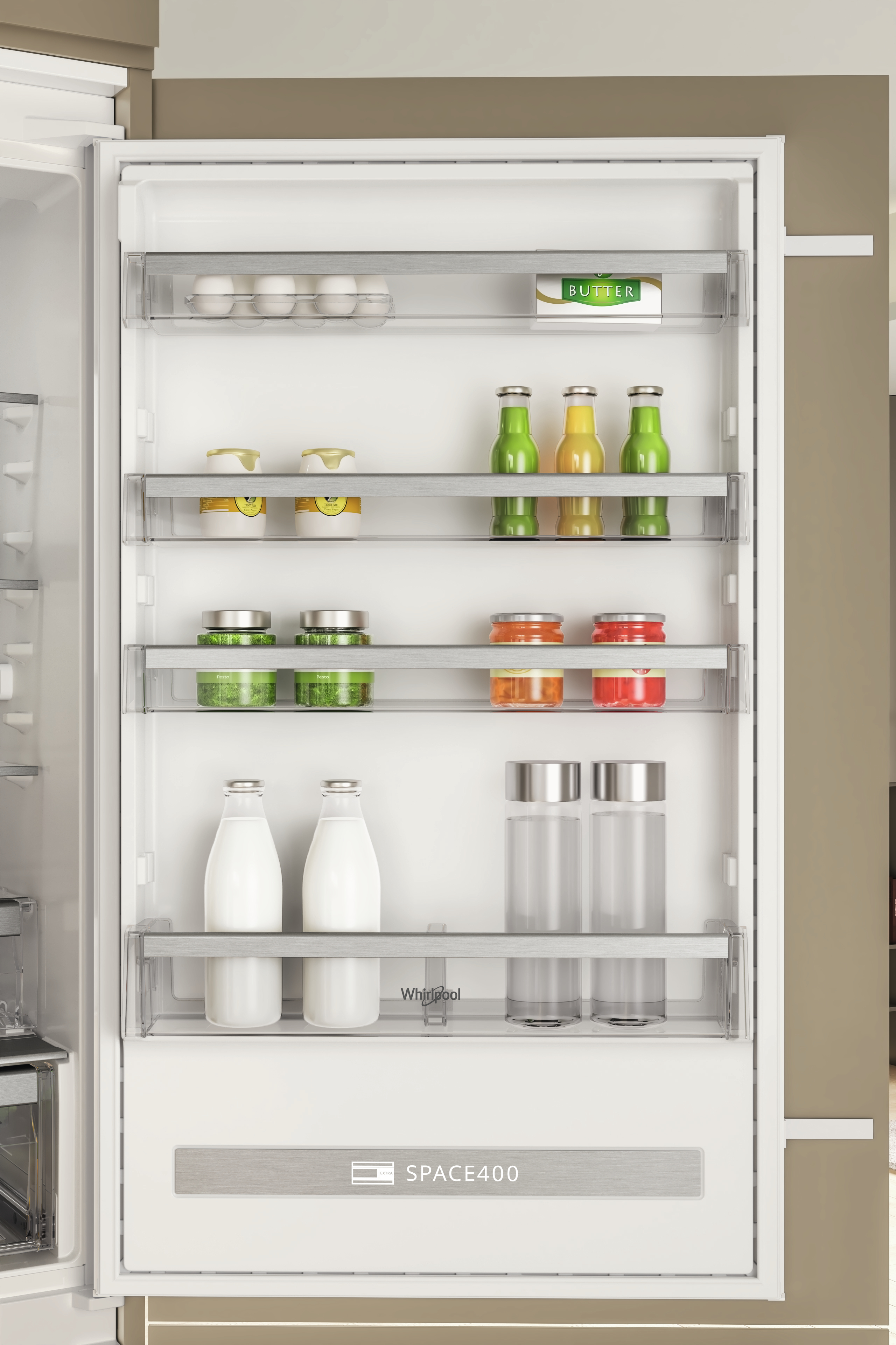 Interno del frigorifero con ripiani contenenti vari alimenti, etichettato 'SPACE400'.