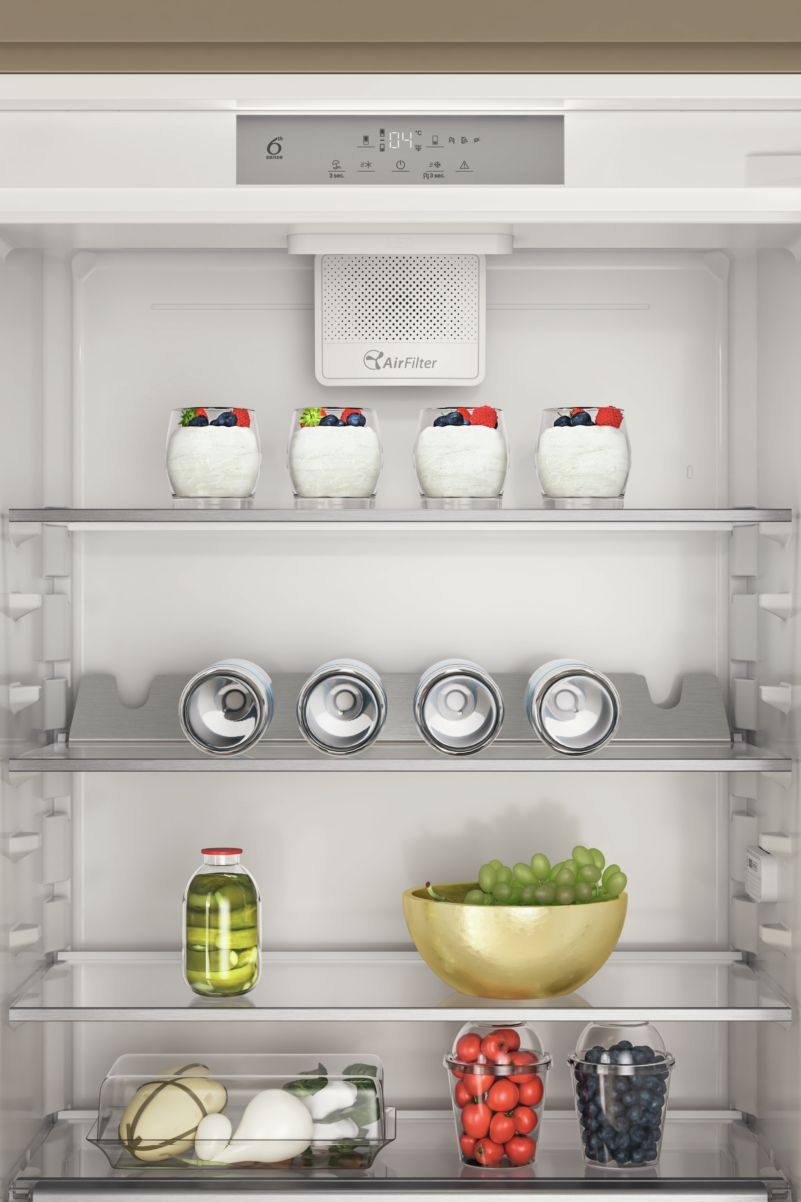 All'interno di un frigorifero: yogurt, bevande, verdure, frutta. I ripiani sono visibili.