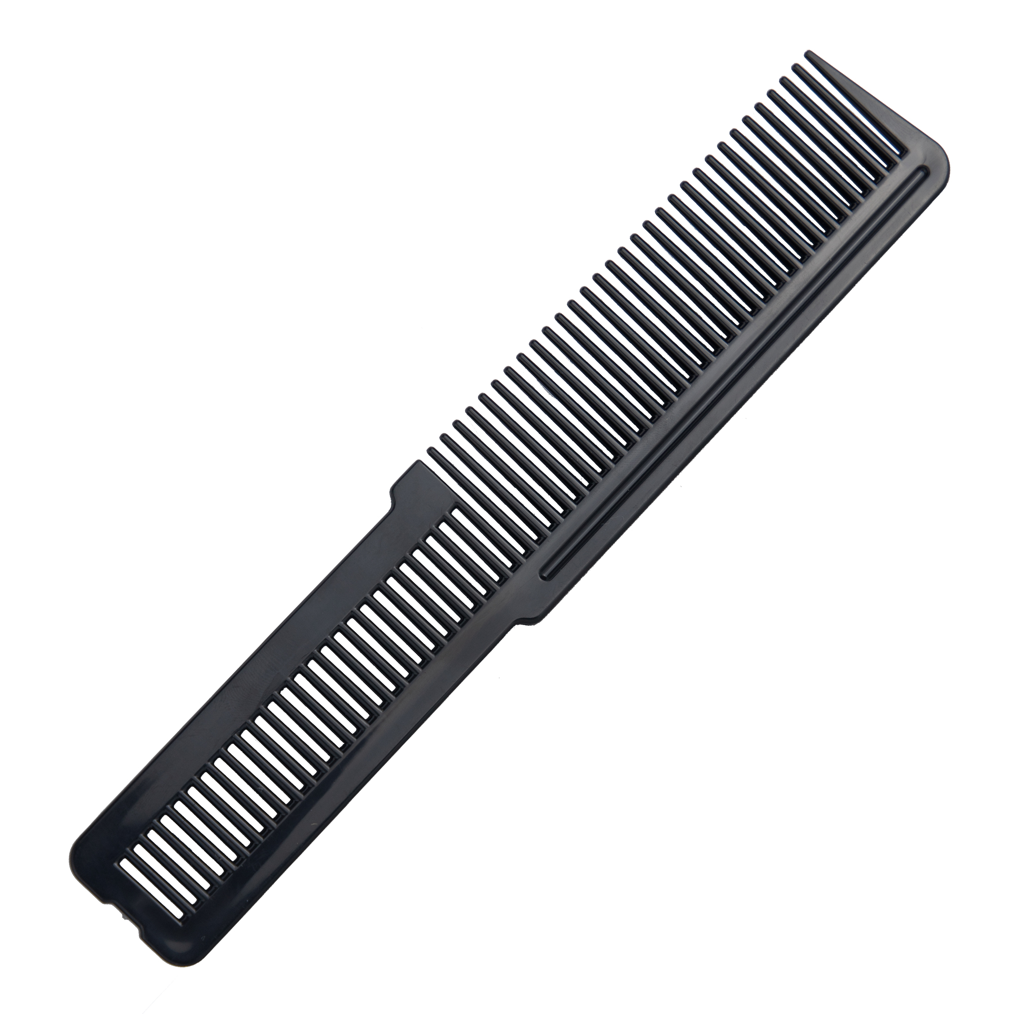 Pettine di plastica nero su sfondo bianco. Ha denti fini e larghi. Il pettine è leggermente angolato.