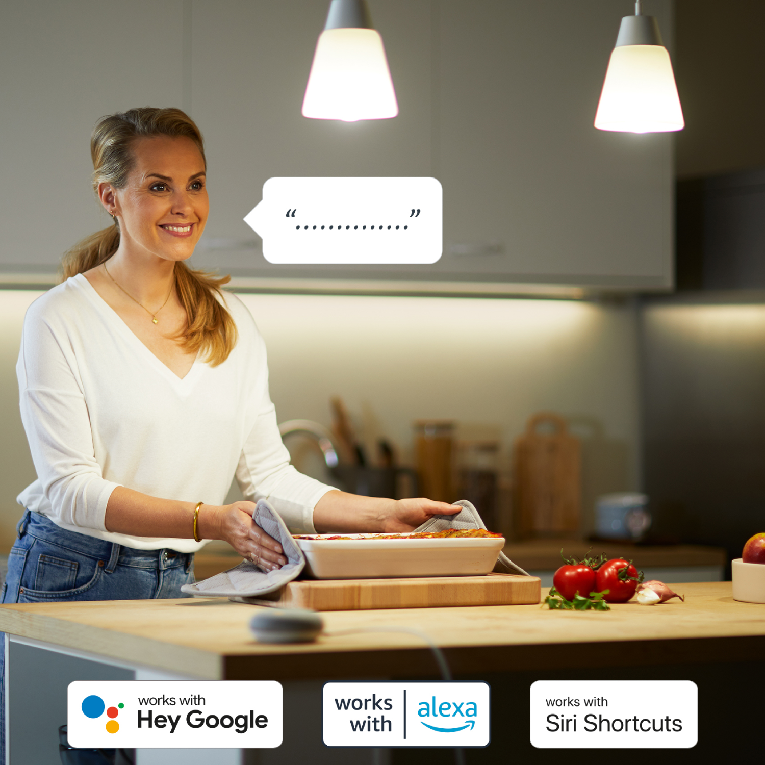 Vrouw in de keuken, kookt met smart home integratie, spraakballon.