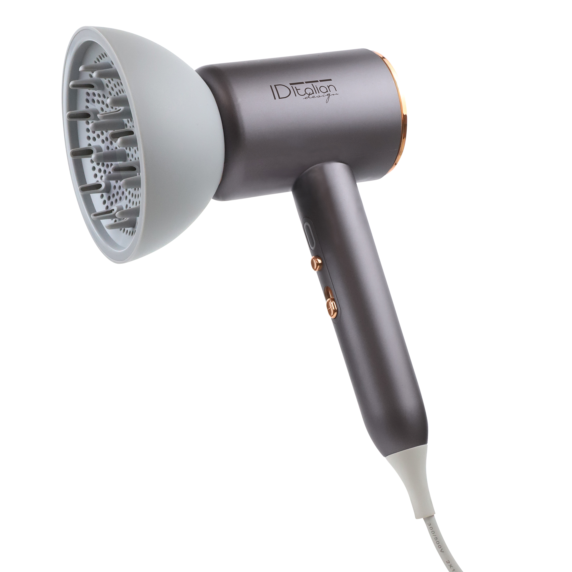 Un asciugacapelli grigio e oro con un diffusore. Lo sfondo è bianco.