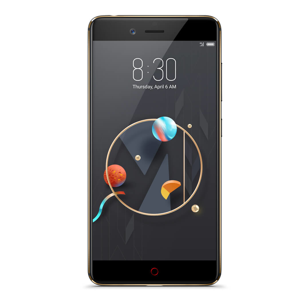 Smartphone nero con finiture dorate mostra l'ora. Forme astratte e un pulsante rosso sono visibili.