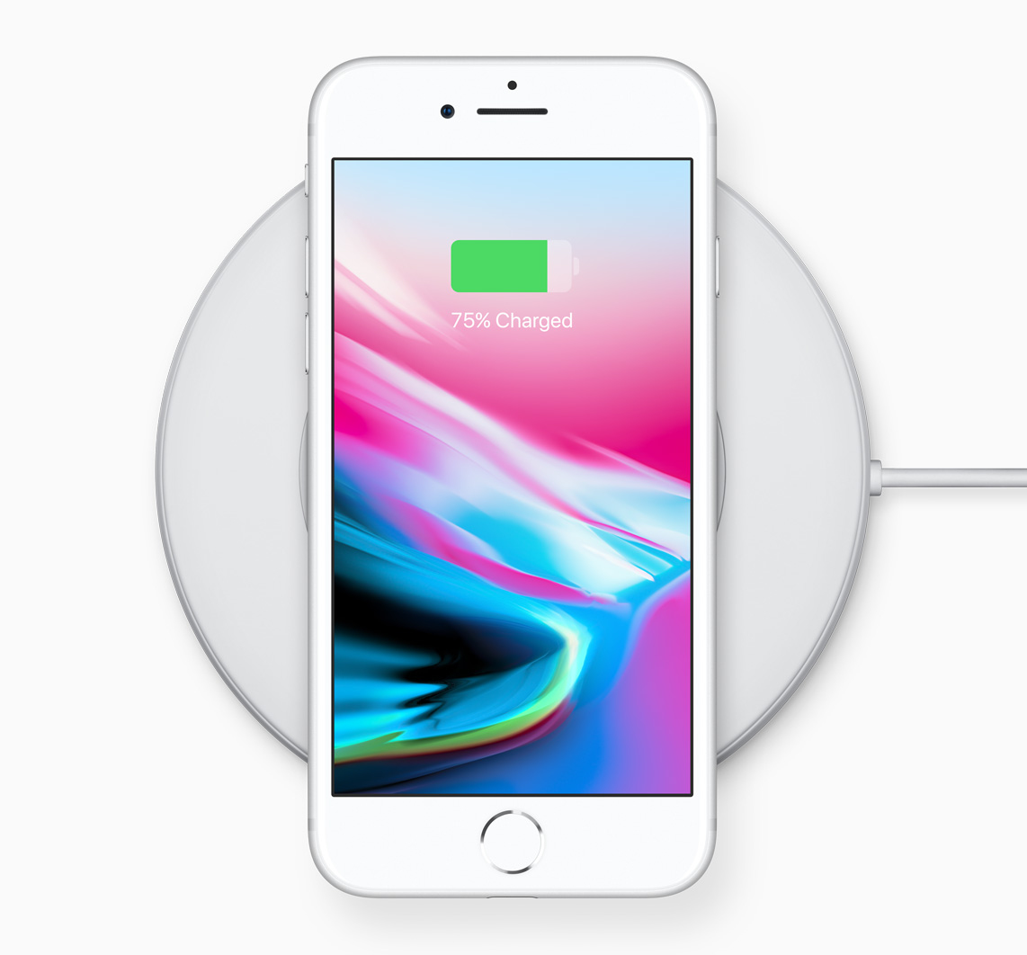 Weißes Telefon auf Ladepad, Bildschirm zeigt Ladestatus von 75%.