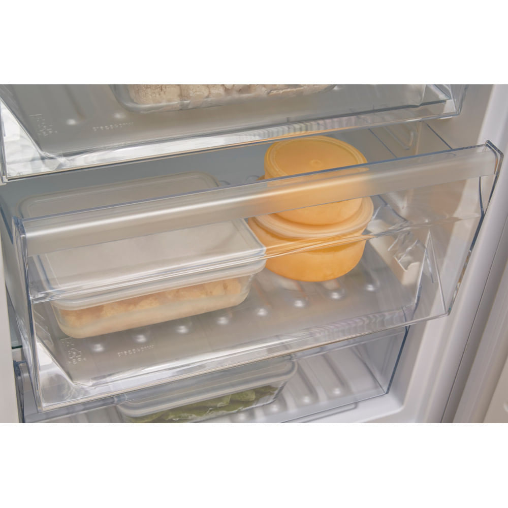 Interno del frigorifero con contenitori per alimenti nei cassetti.