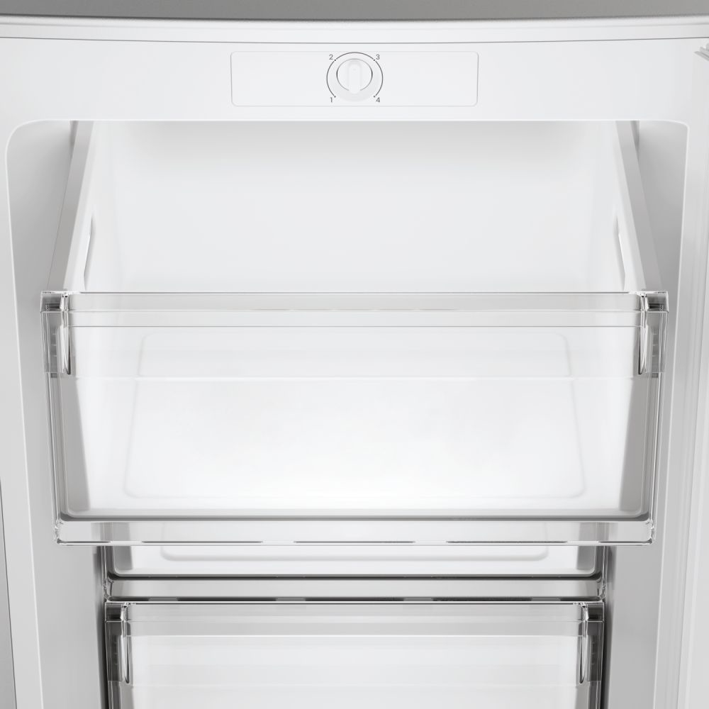 Primo piano dell'interno di un congelatore bianco con ripiani e cassetti.