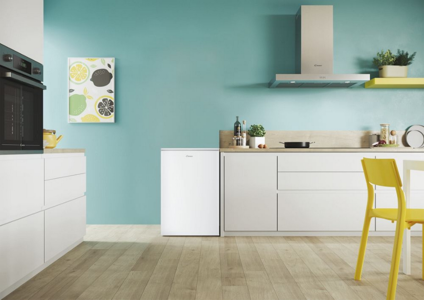 Una cucina moderna con mobili bianchi, parete turchese, frigorifero e sedia gialla.